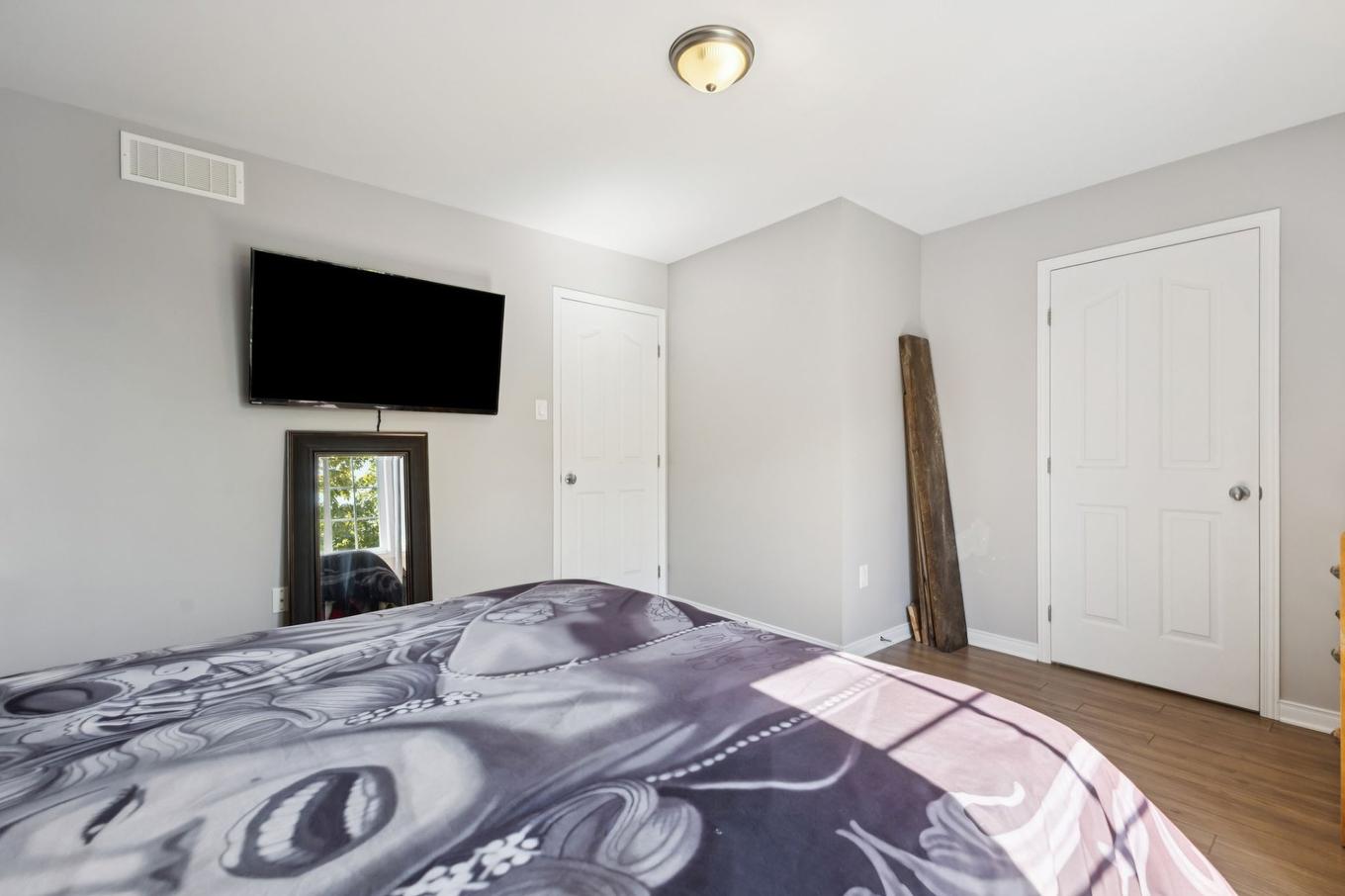 Chambre à coucher principale - 96 Rue Scullion, Gatineau (Buckingham), QC - Indoor Photo Showing Bedroom