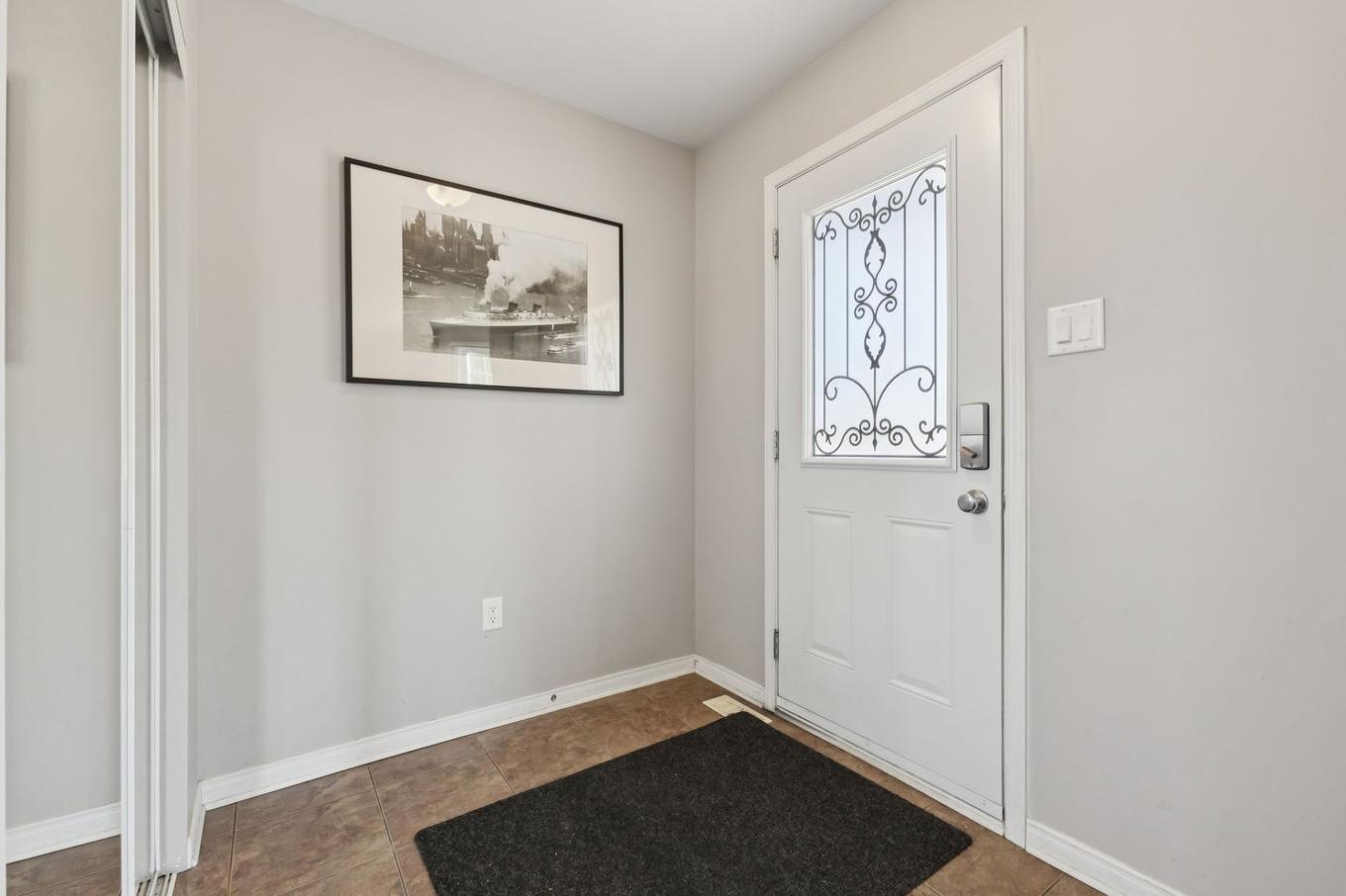 Hall d'entrée/Vestibule - 96 Rue Scullion, Gatineau (Buckingham), QC - Indoor Photo Showing Other Room