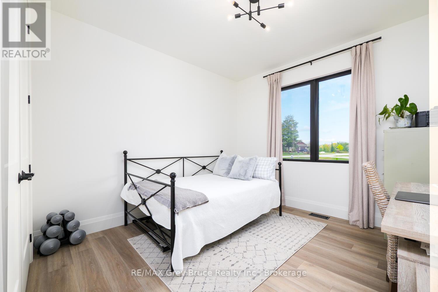 117 Almur Drive, Georgian Bluffs, ON - Indoor Photo Showing Bedroom
