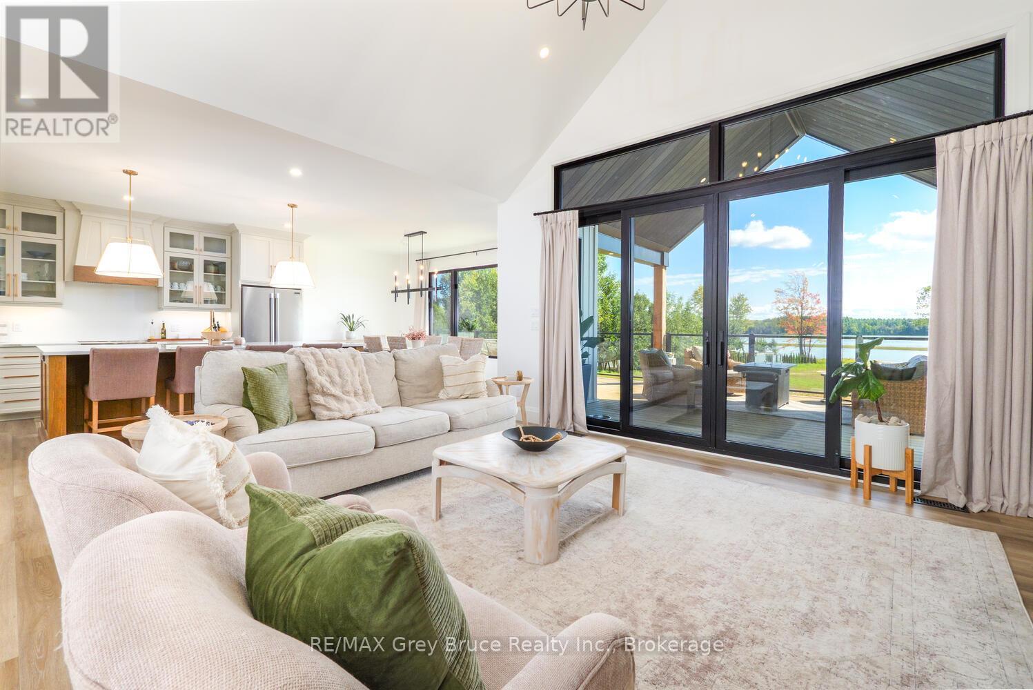 117 Almur Drive, Georgian Bluffs, ON - Indoor Photo Showing Living Room