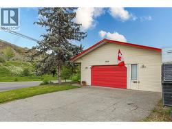 LARGE GARAGE - Can fit 2 smaller vehicle inside! -