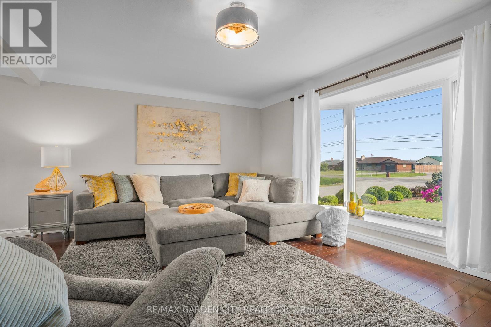 174 Mud Street W, Grimsby, ON - Indoor Photo Showing Living Room