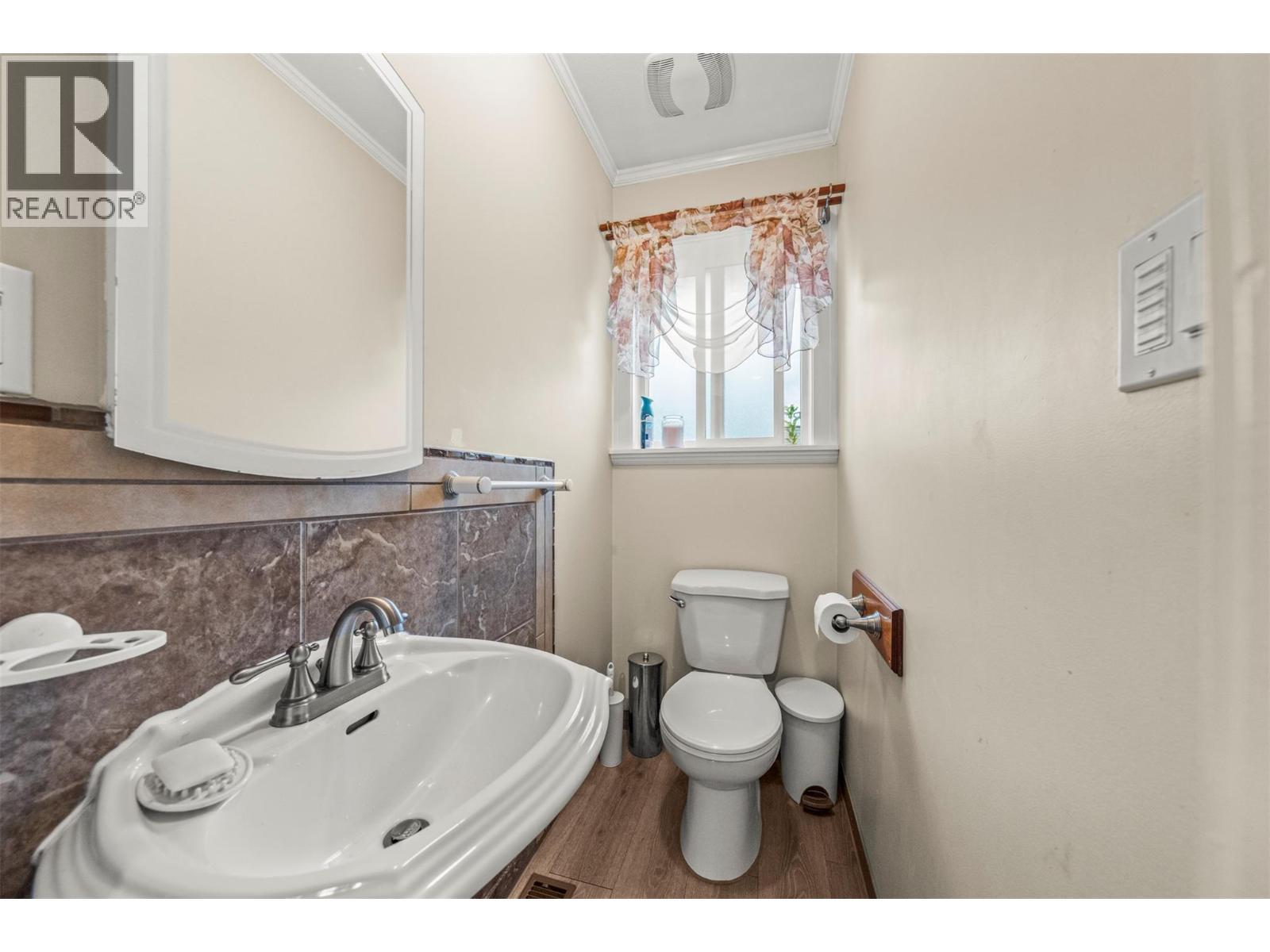 5936 Highway 6, Coldstream, BC - Indoor Photo Showing Bathroom