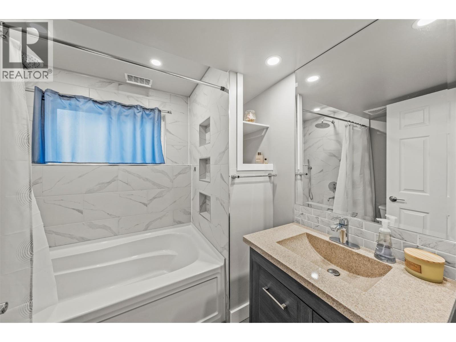 5936 Highway 6, Coldstream, BC - Indoor Photo Showing Bathroom