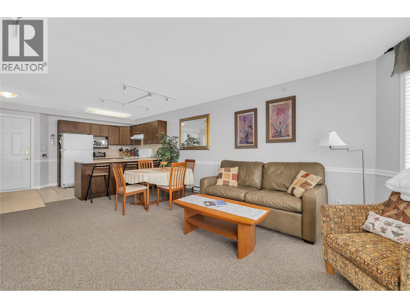 215 Kettleview Road Unit# 402, Big White, BC - Indoor Photo Showing Living Room