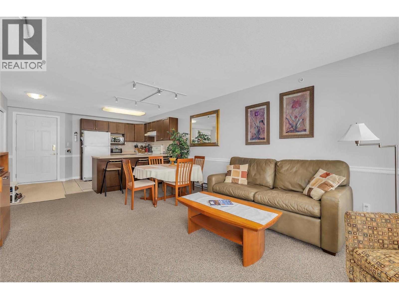 215 Kettleview Road Unit# 402, Big White, BC - Indoor Photo Showing Living Room