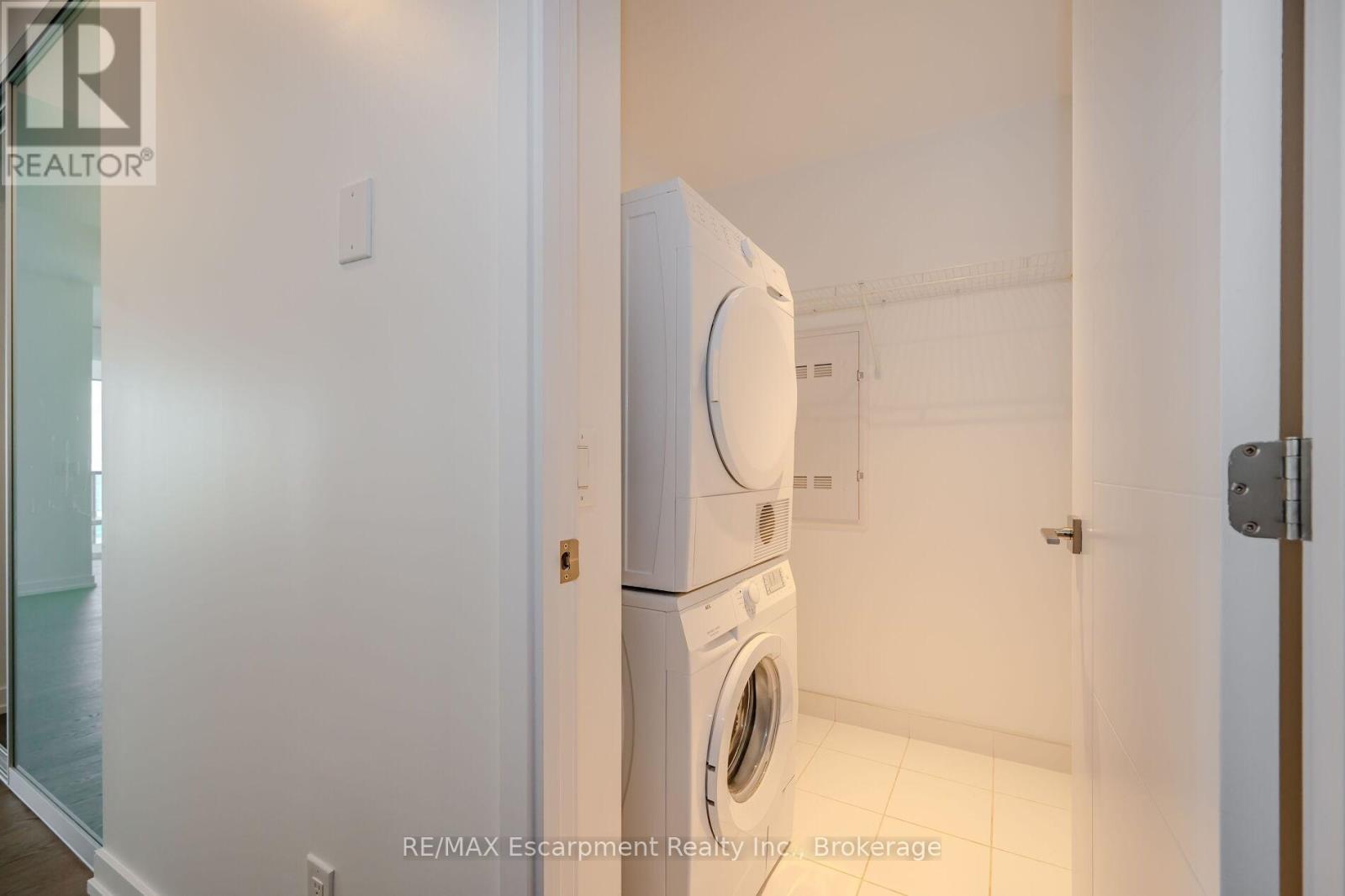 2816 - 488 University Avenue, Toronto (University), ON - Indoor Photo Showing Laundry Room