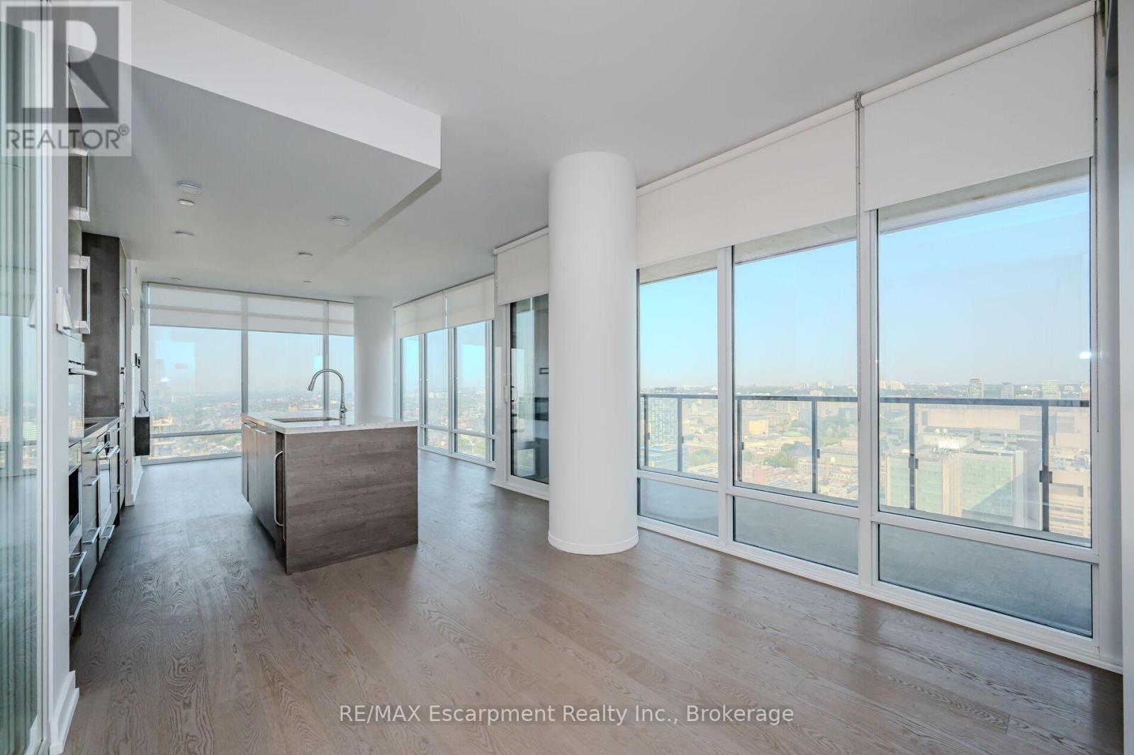 2816 - 488 University Avenue, Toronto (University), ON - Indoor