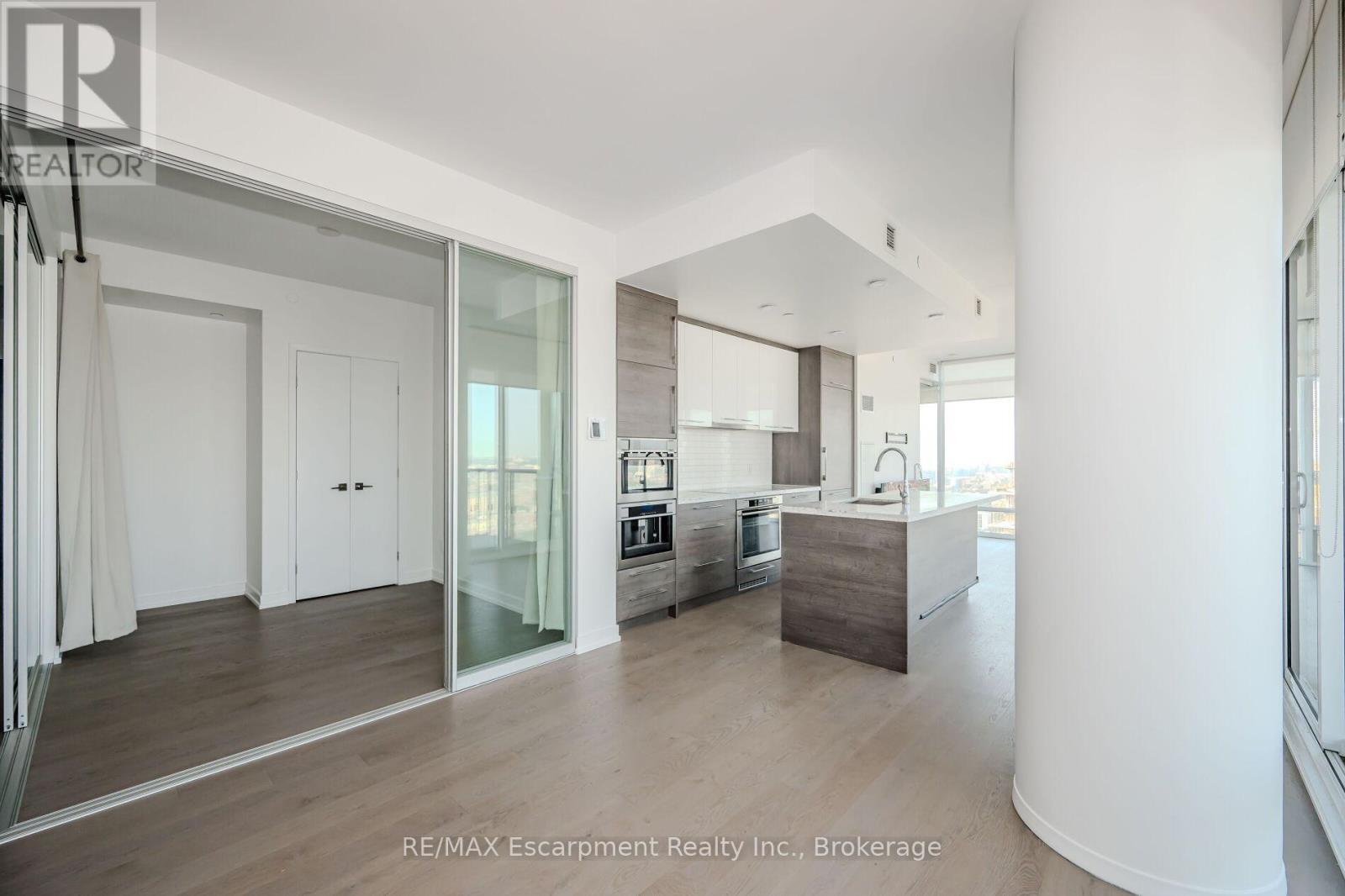 2816 - 488 University Avenue, Toronto (University), ON - Indoor