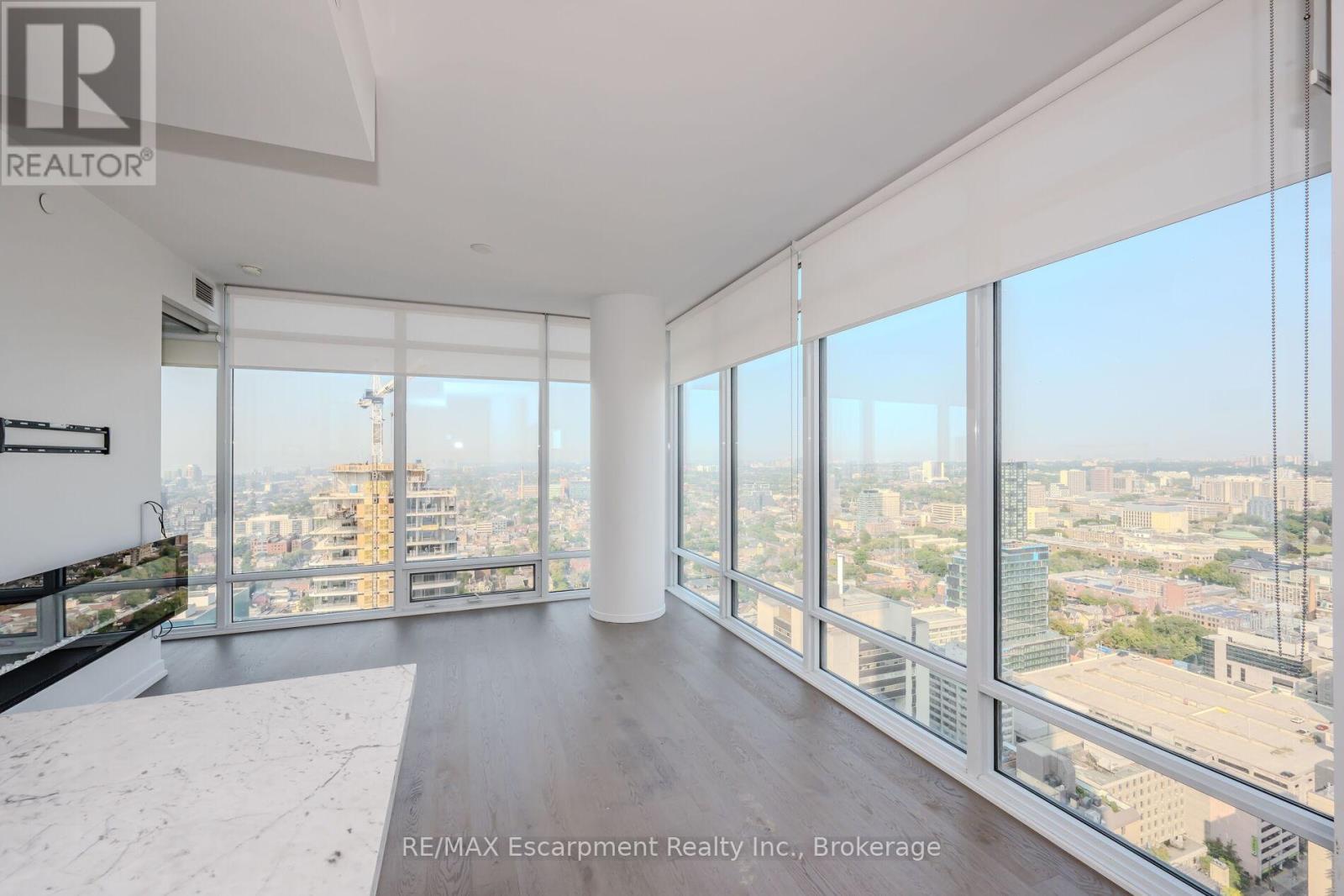 2816 - 488 University Avenue, Toronto (University), ON - Indoor