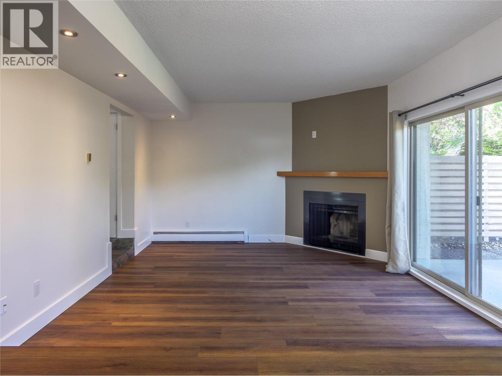 310 Yorkton Avenue Unit# 1, Penticton, BC - Indoor With Fireplace
