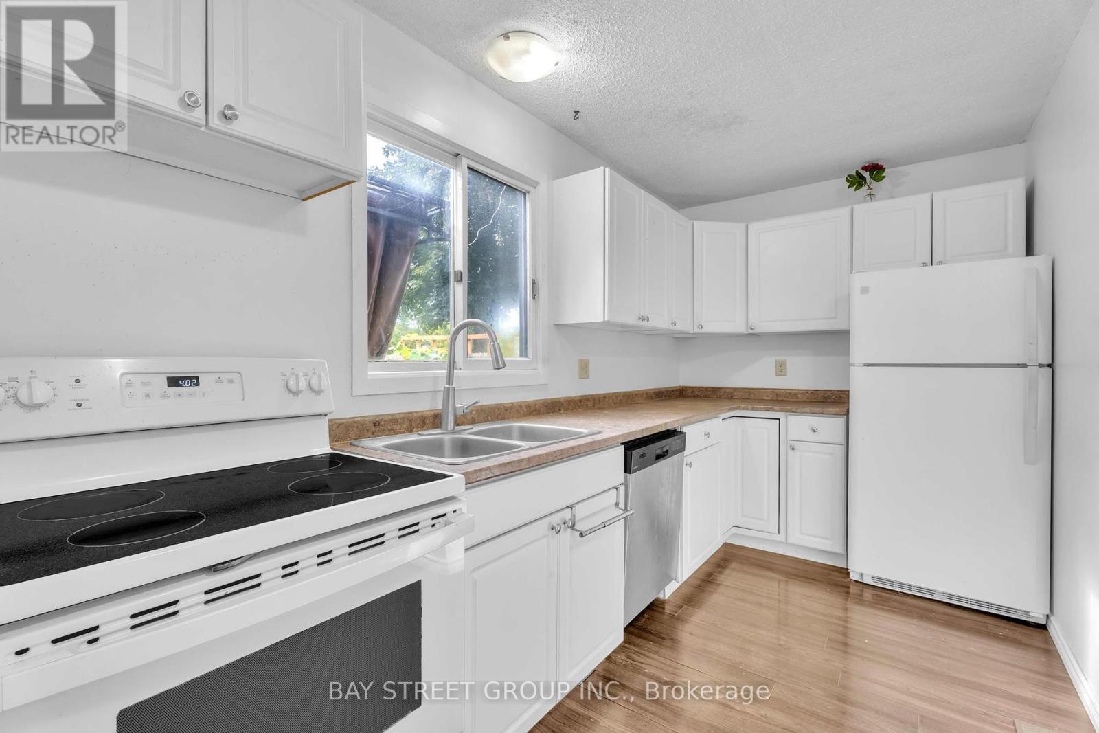 1 Ranchwood Crescent, London North, ON - Indoor Photo Showing Kitchen With Double Sink