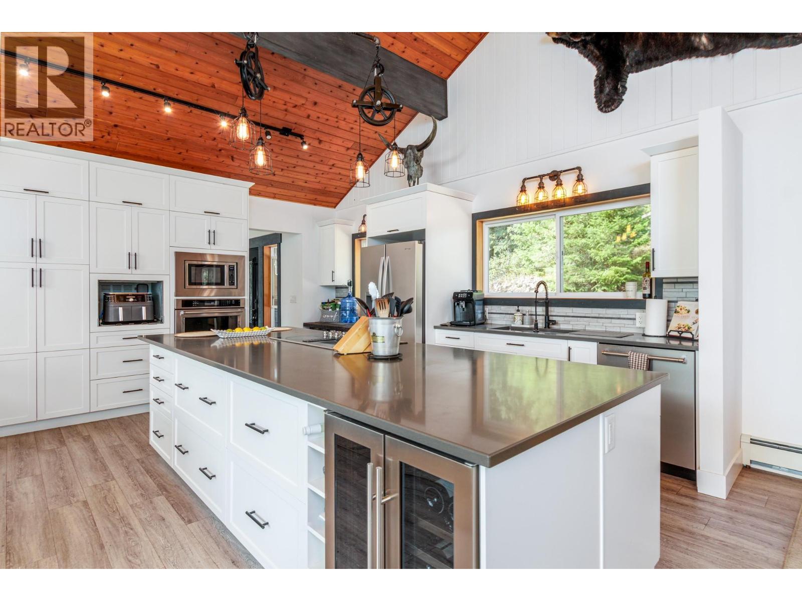 6171 50 Street Nw, Salmon Arm, BC - Indoor Photo Showing Kitchen With Upgraded Kitchen