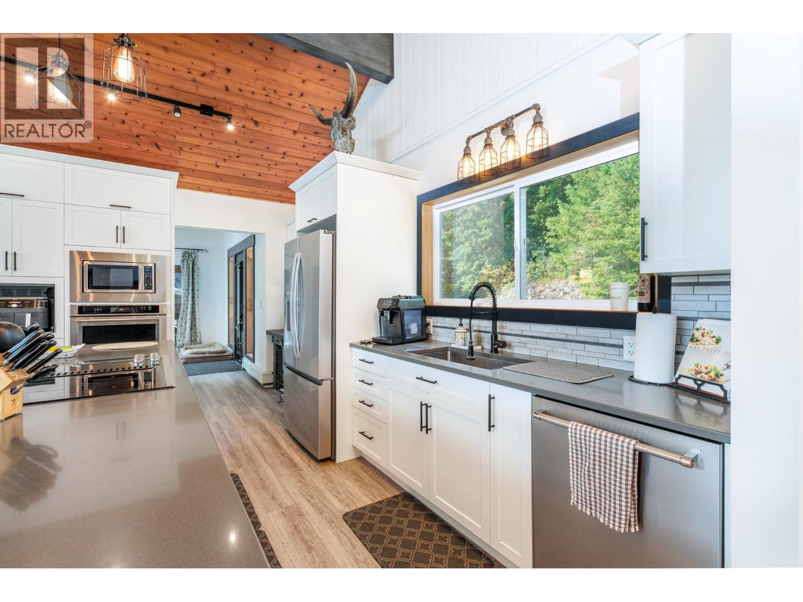 6171 50 Street Nw, Salmon Arm, BC - Indoor Photo Showing Kitchen
