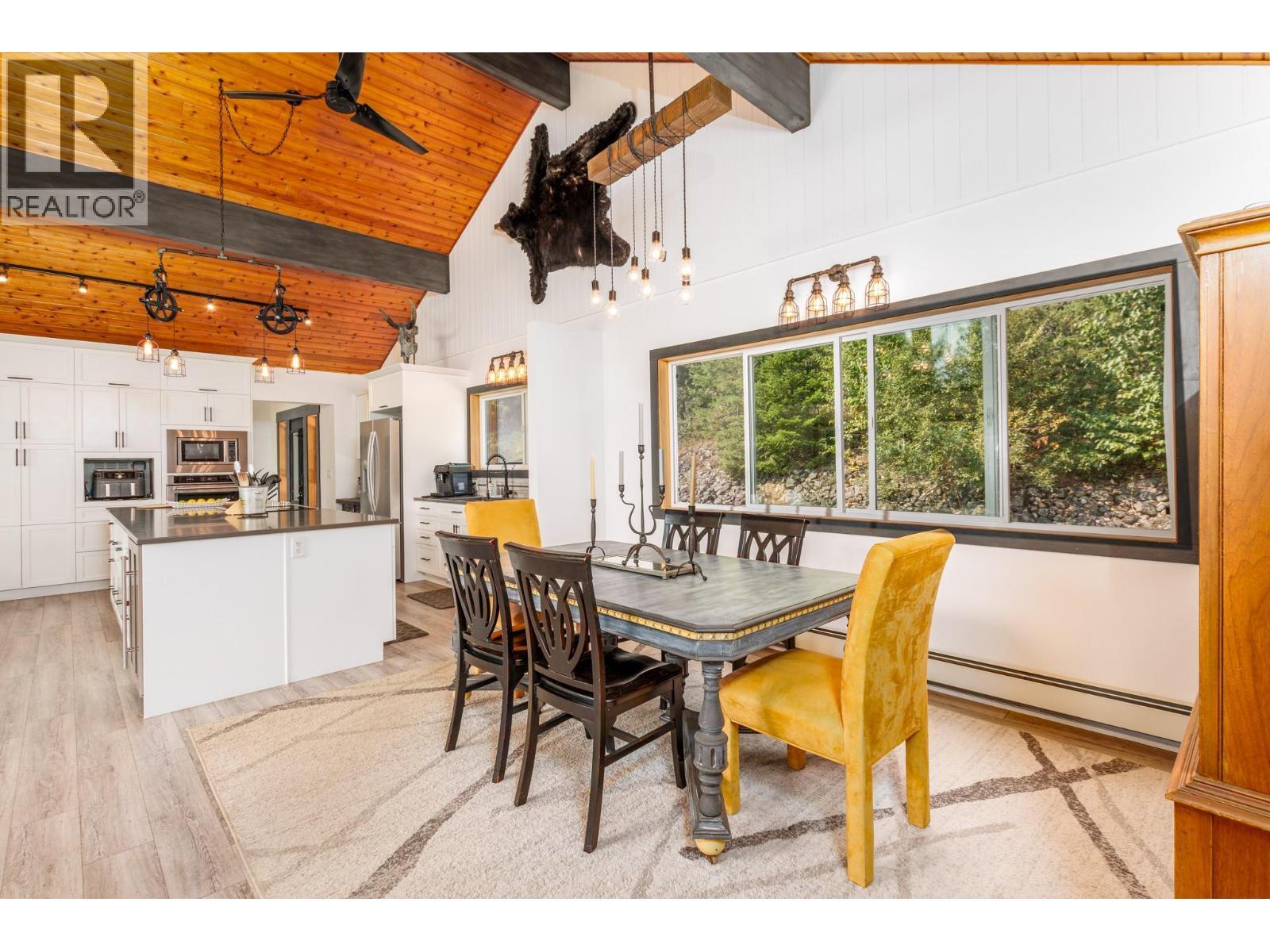 6171 50 Street Nw, Salmon Arm, BC - Indoor