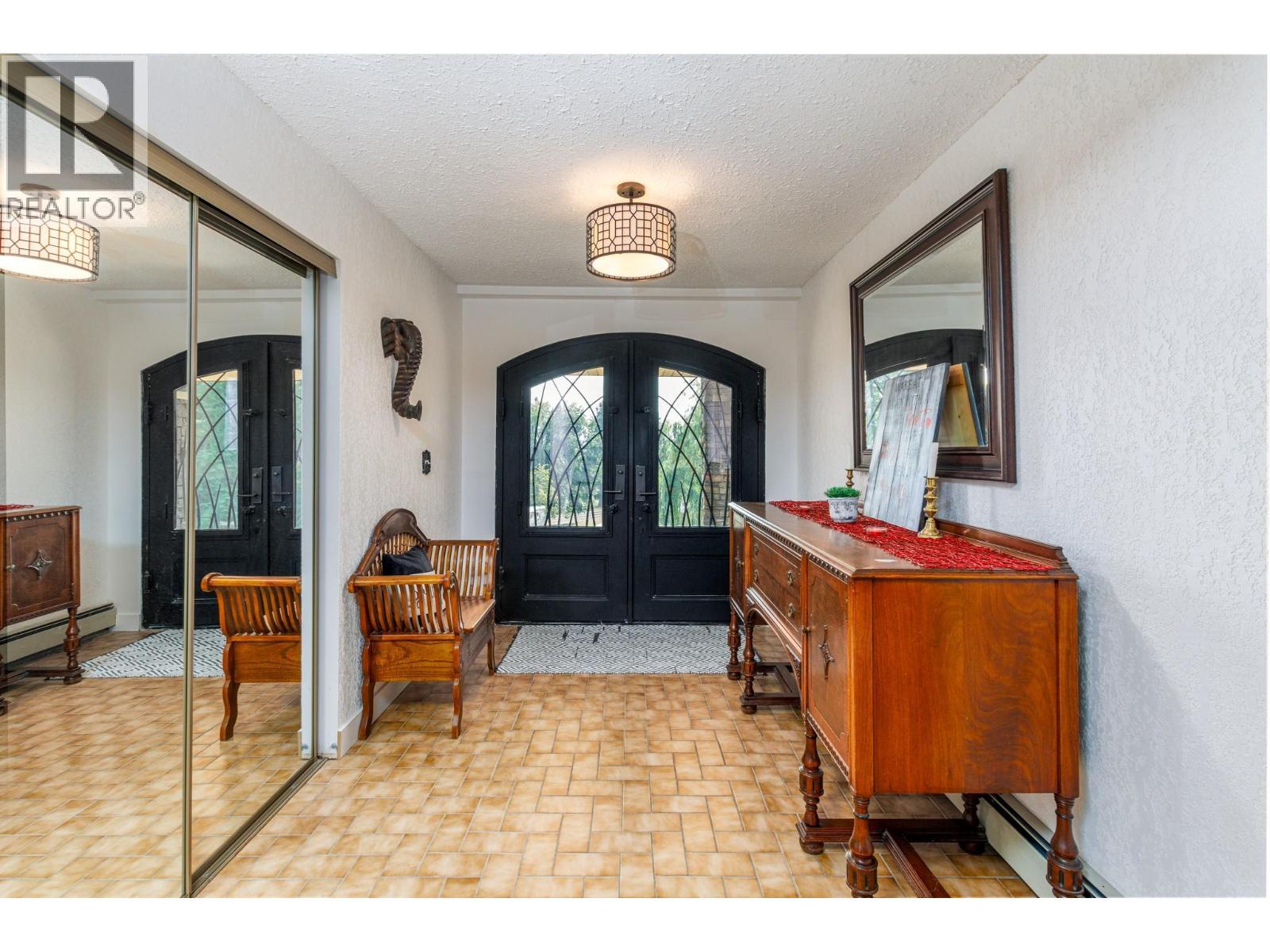 6171 50 Street Nw, Salmon Arm, BC - Indoor