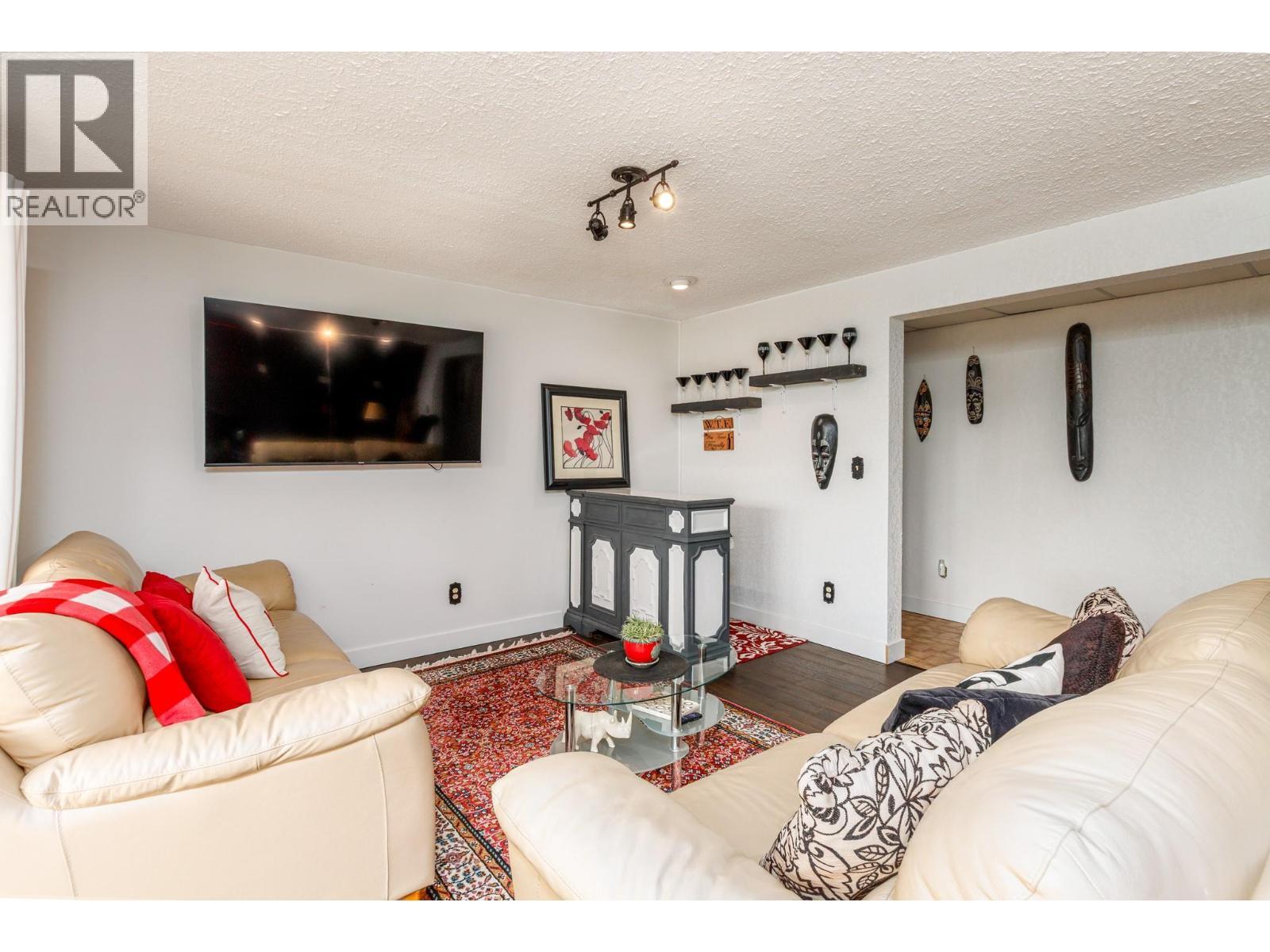 6171 50 Street Nw, Salmon Arm, BC - Indoor Photo Showing Living Room