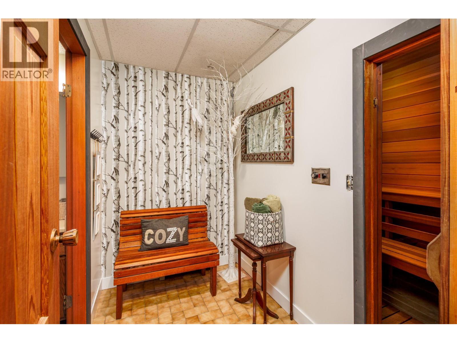 6171 50 Street Nw, Salmon Arm, BC - Indoor Photo Showing Other Room