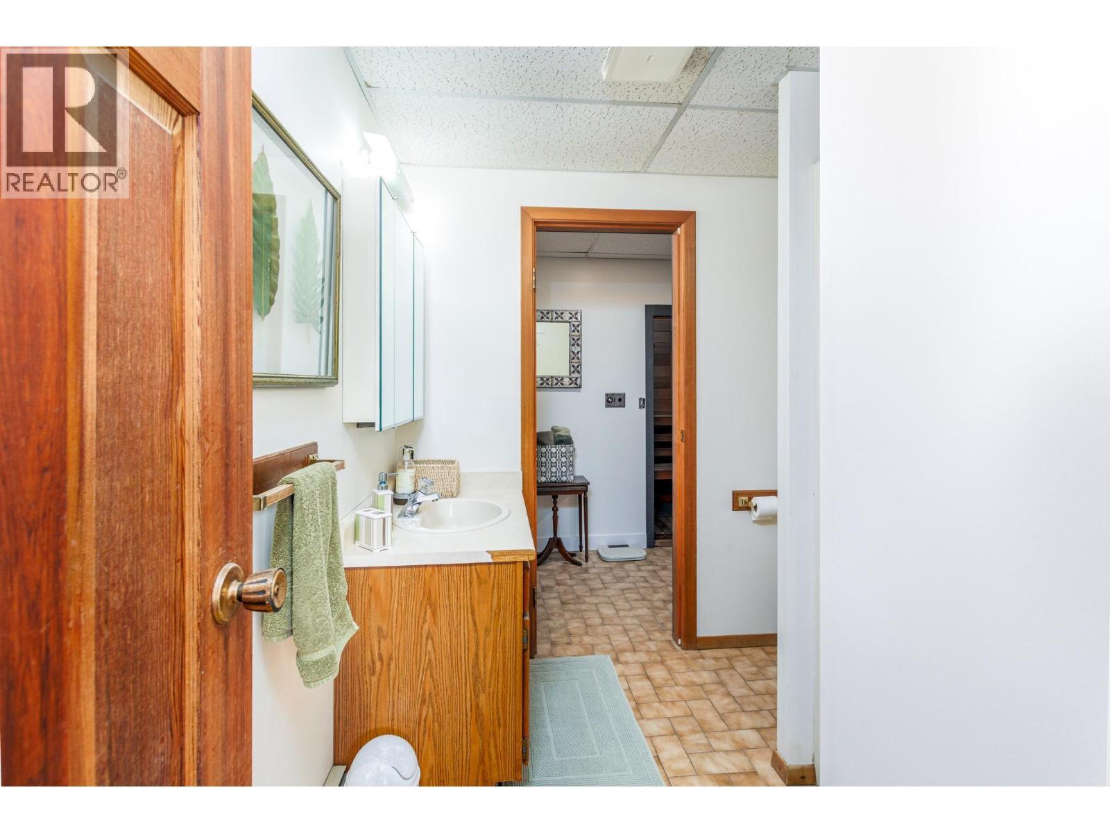 6171 50 Street Nw, Salmon Arm, BC - Indoor