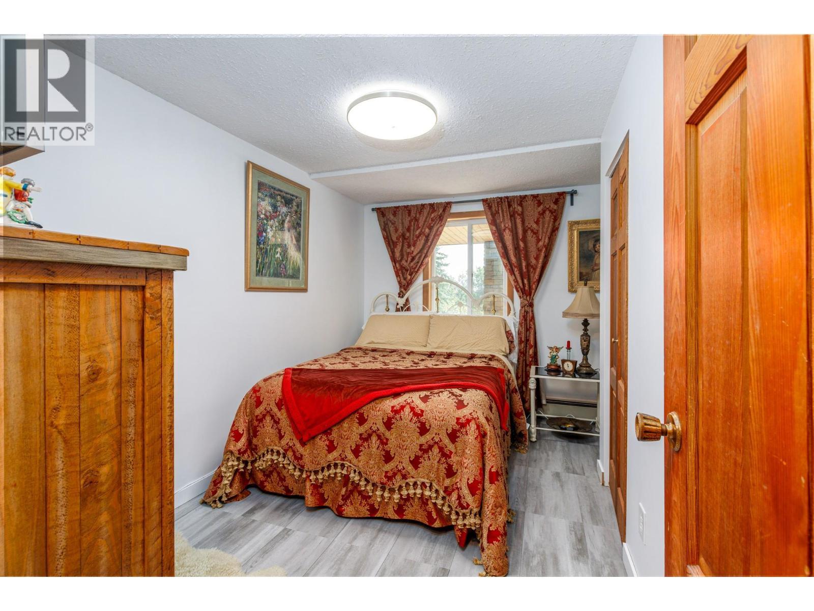 6171 50 Street Nw, Salmon Arm, BC - Indoor Photo Showing Bedroom