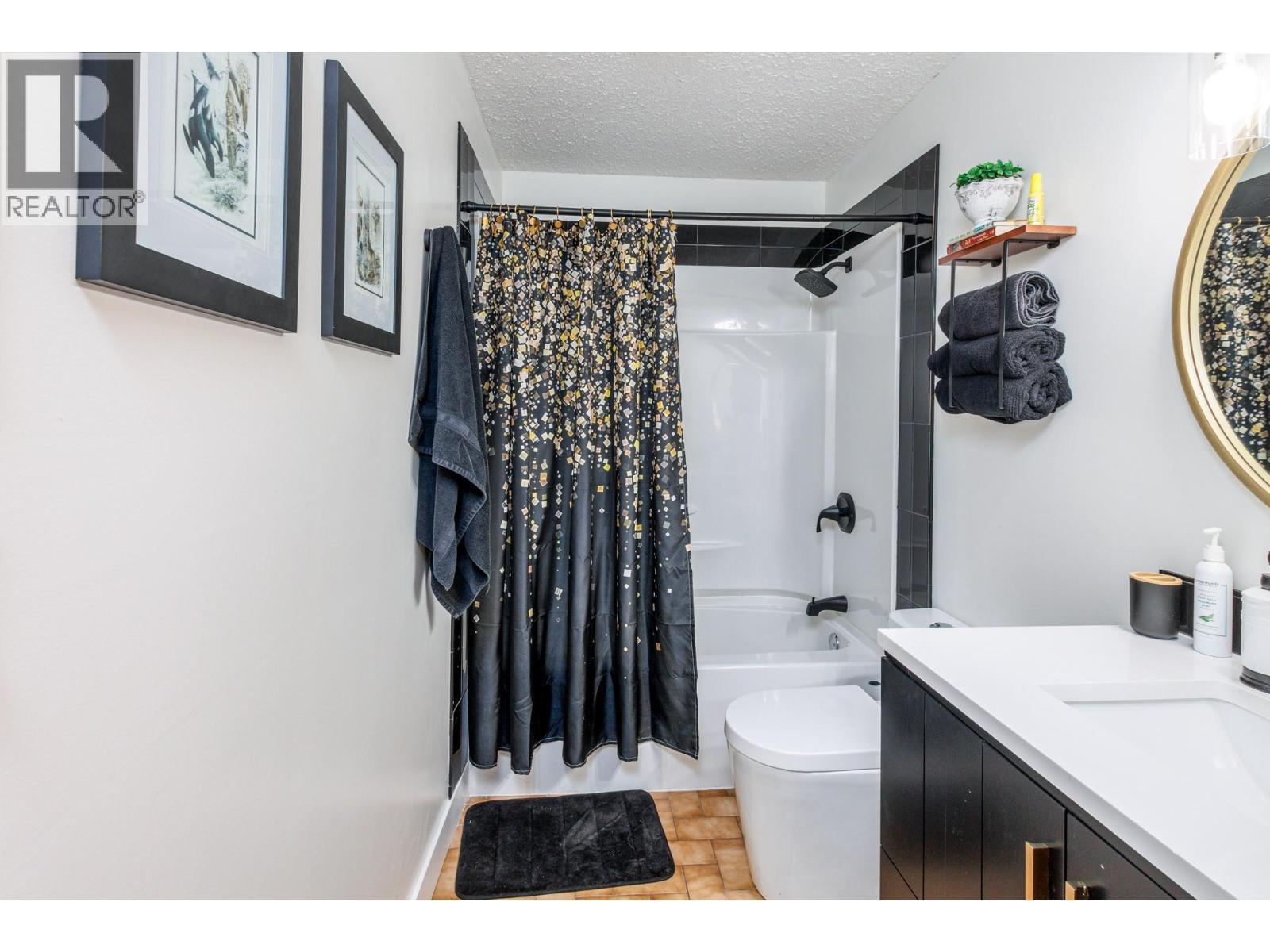 6171 50 Street Nw, Salmon Arm, BC - Indoor Photo Showing Bathroom
