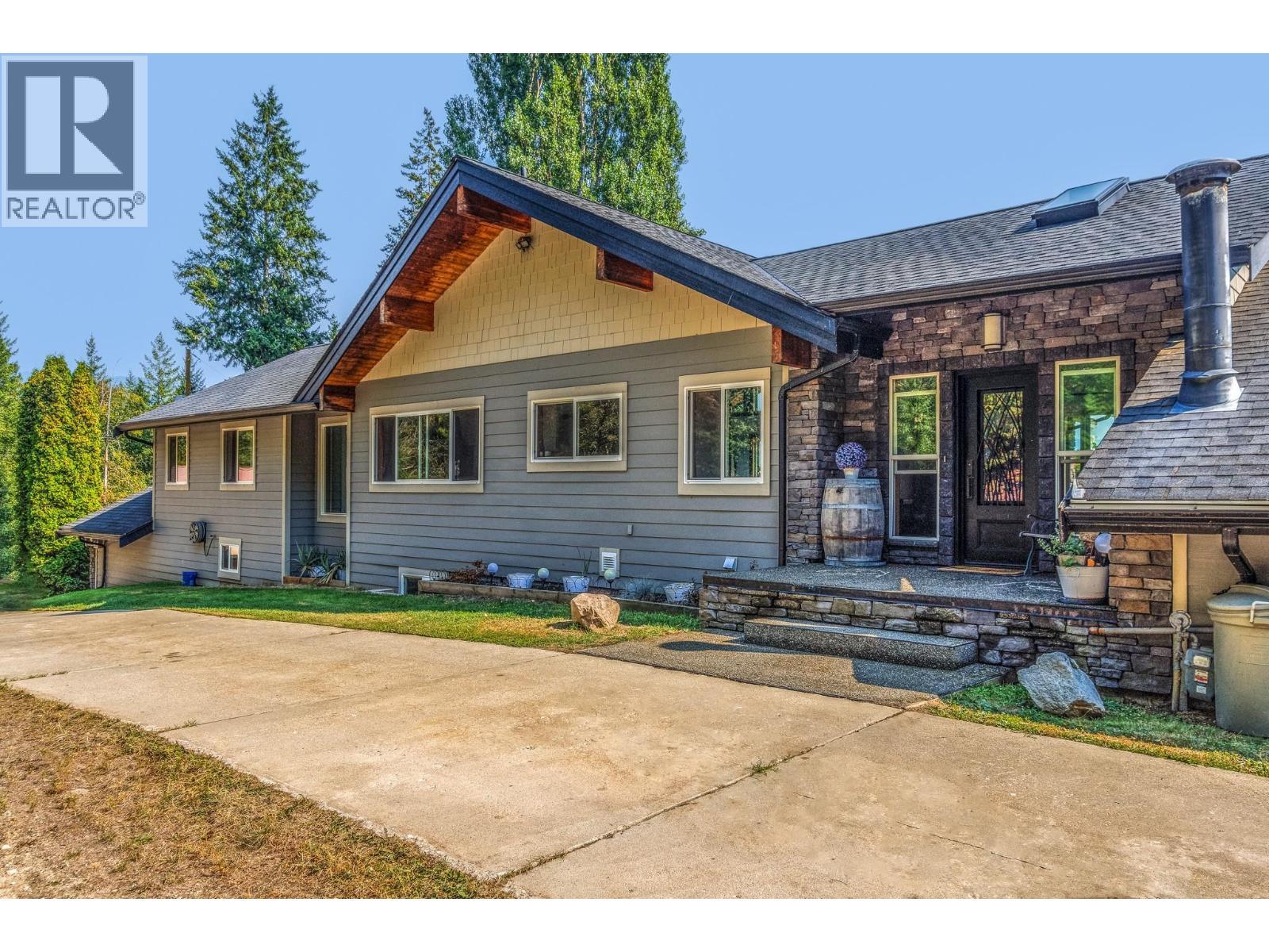 6171 50 Street Nw, Salmon Arm, BC - Outdoor