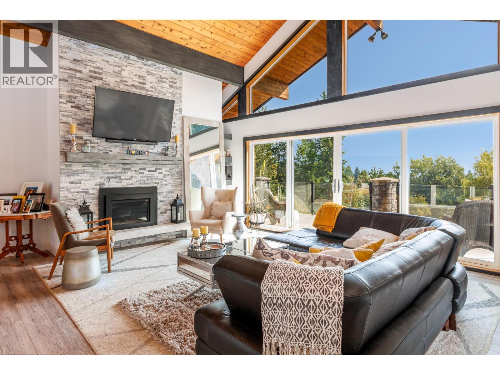 6171 50 Street Nw, Salmon Arm, BC - Indoor Photo Showing Living Room With Fireplace
