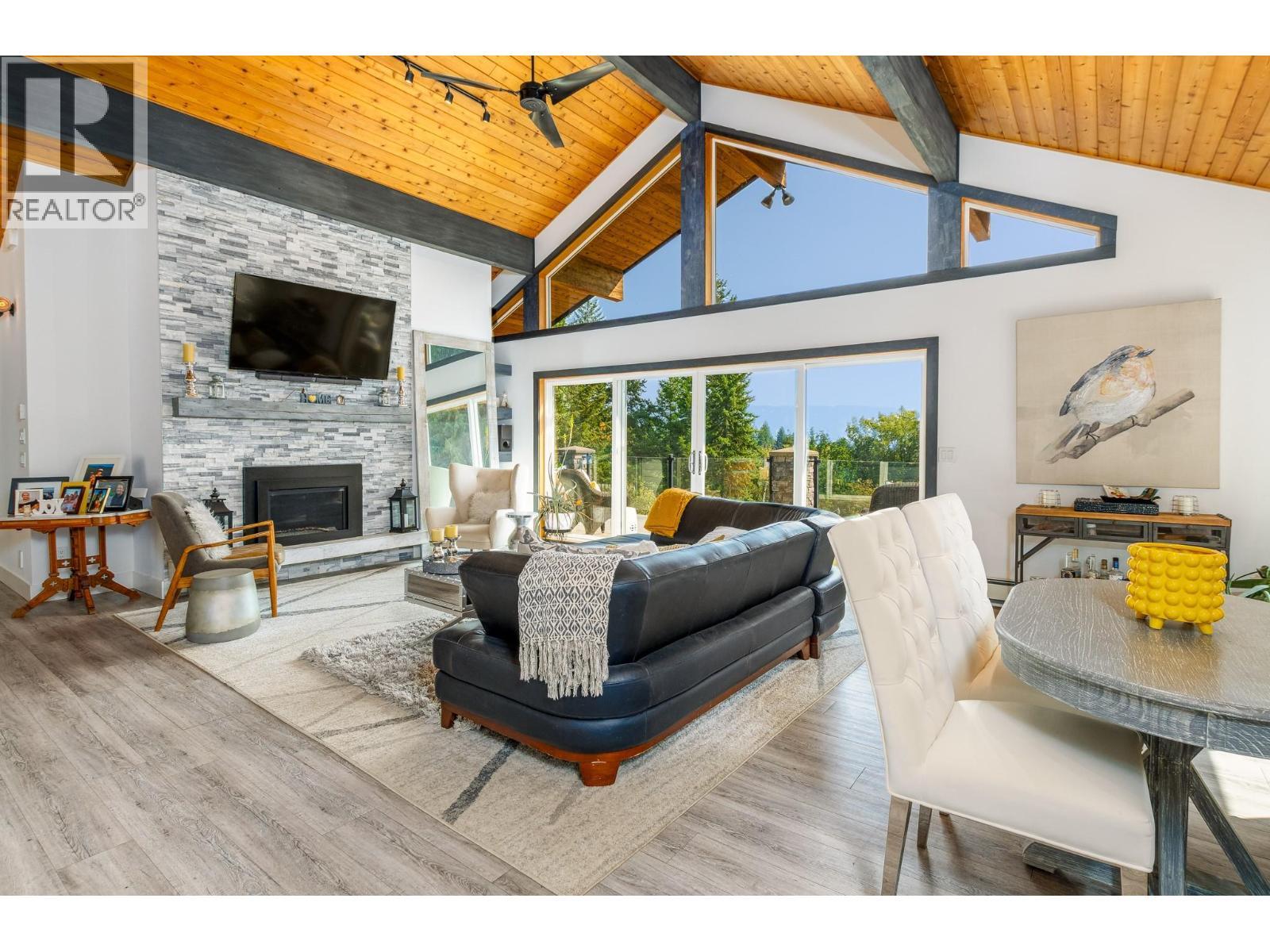 6171 50 Street Nw, Salmon Arm, BC - Indoor With Fireplace