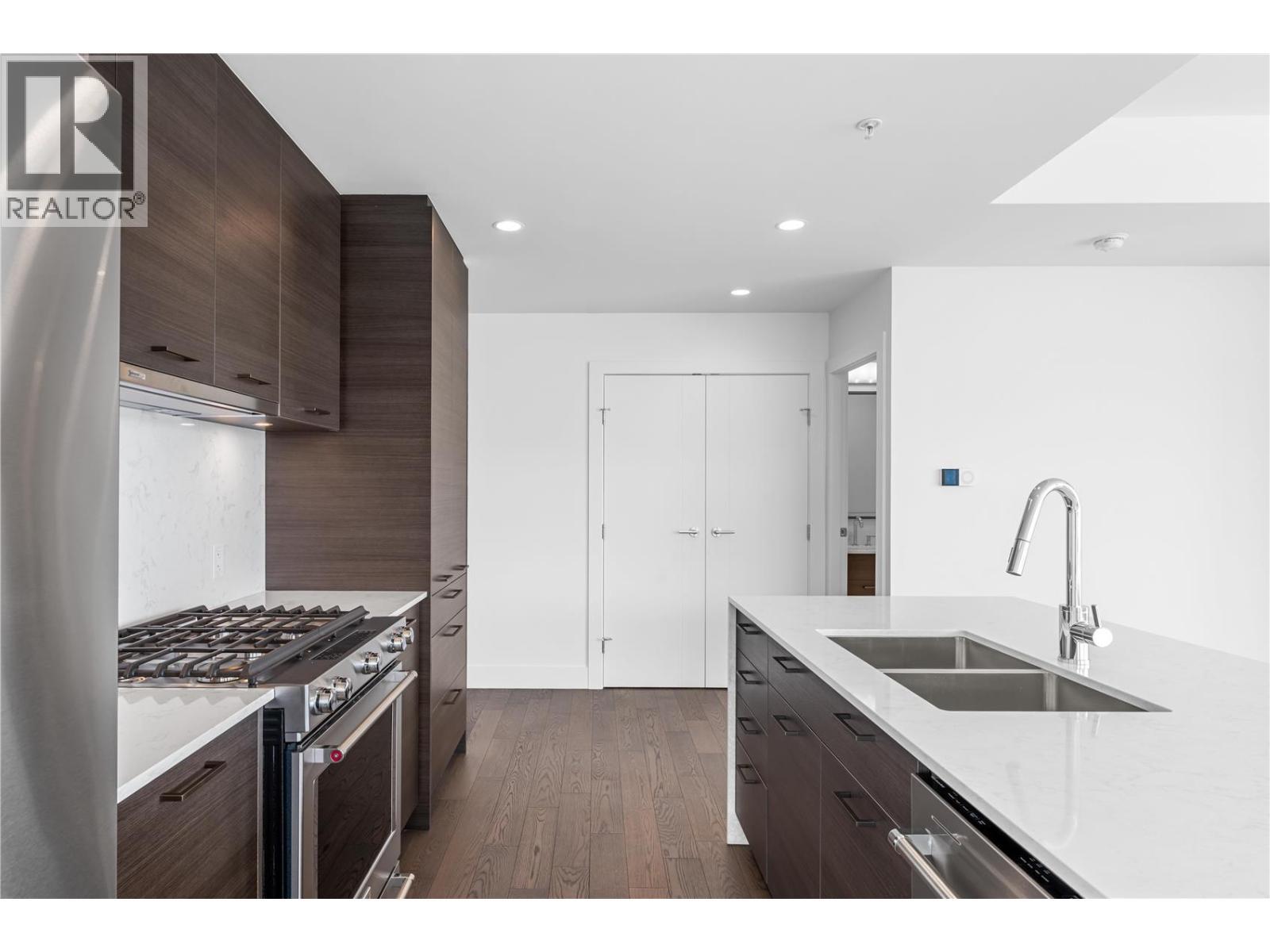 1181 Sunset Drive Unit# 2205, Kelowna, BC - Indoor Photo Showing Kitchen With Double Sink With Upgraded Kitchen