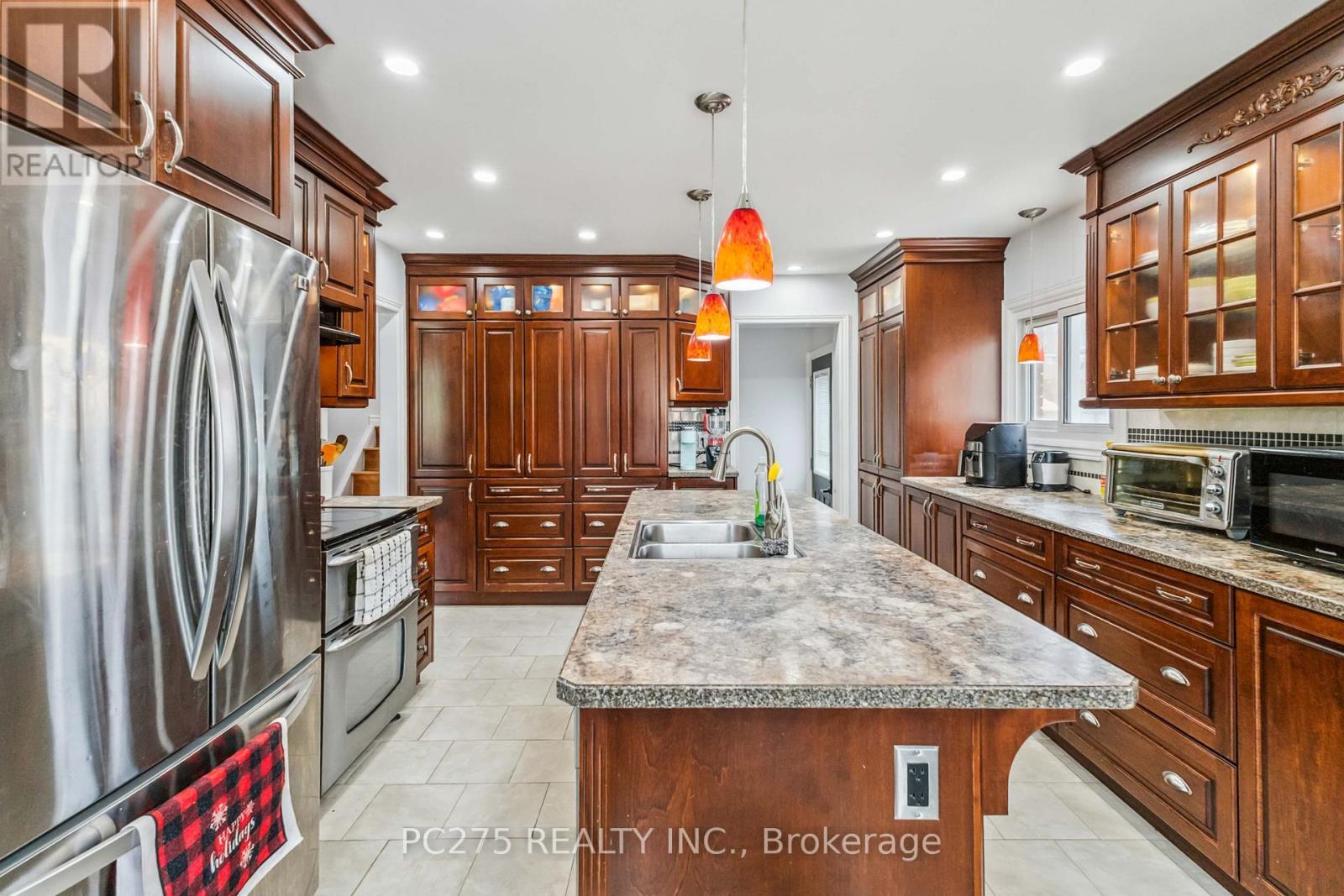 221 Admiral Drive, London East (East I), ON - Indoor Photo Showing Kitchen With Stainless Steel Kitchen With Double Sink With Upgraded Kitchen