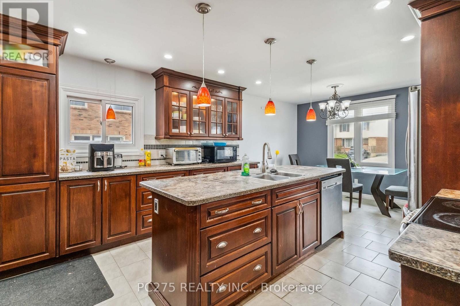 221 Admiral Drive, London East (East I), ON - Indoor Photo Showing Kitchen With Double Sink
