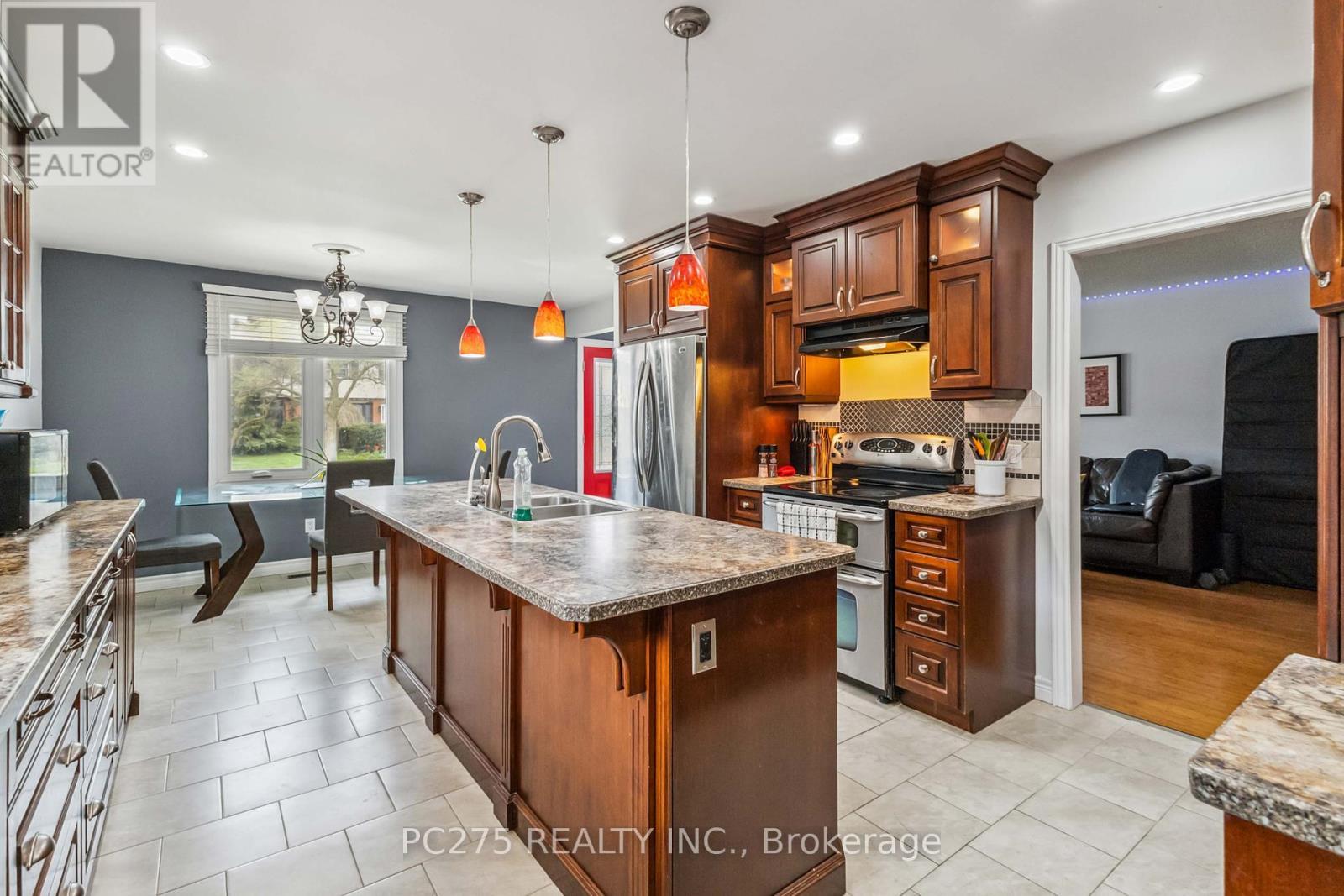 221 Admiral Drive, London East (East I), ON - Indoor Photo Showing Kitchen With Double Sink With Upgraded Kitchen