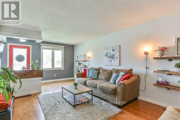 221 Admiral Drive, London East (East I), ON - Indoor Photo Showing Living Room