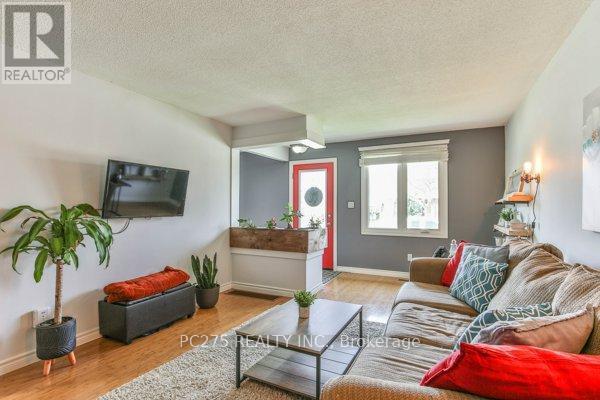 221 Admiral Drive, London East (East I), ON - Indoor Photo Showing Living Room
