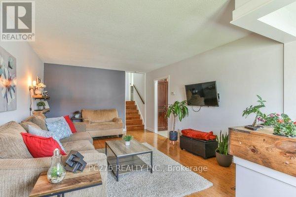 221 Admiral Drive, London East (East I), ON - Indoor Photo Showing Living Room