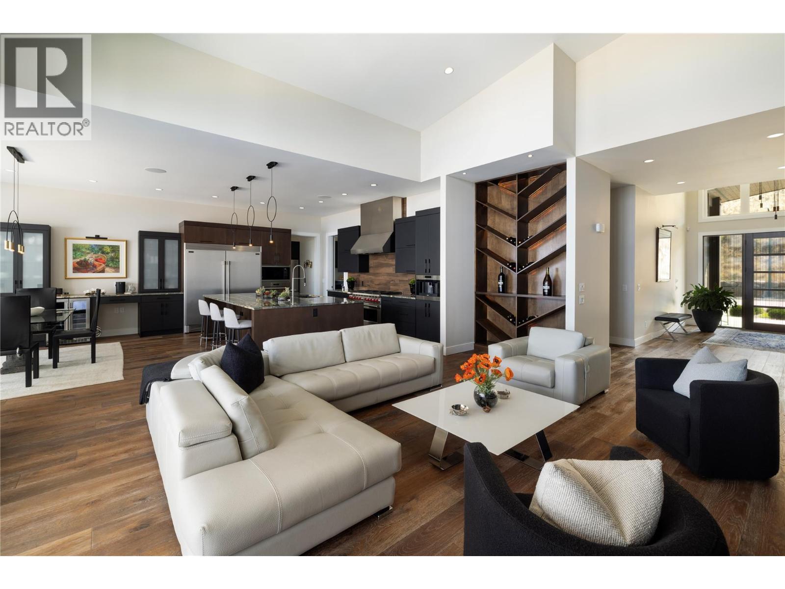 5572 Upper Mission Drive, Kelowna, BC - Indoor Photo Showing Living Room