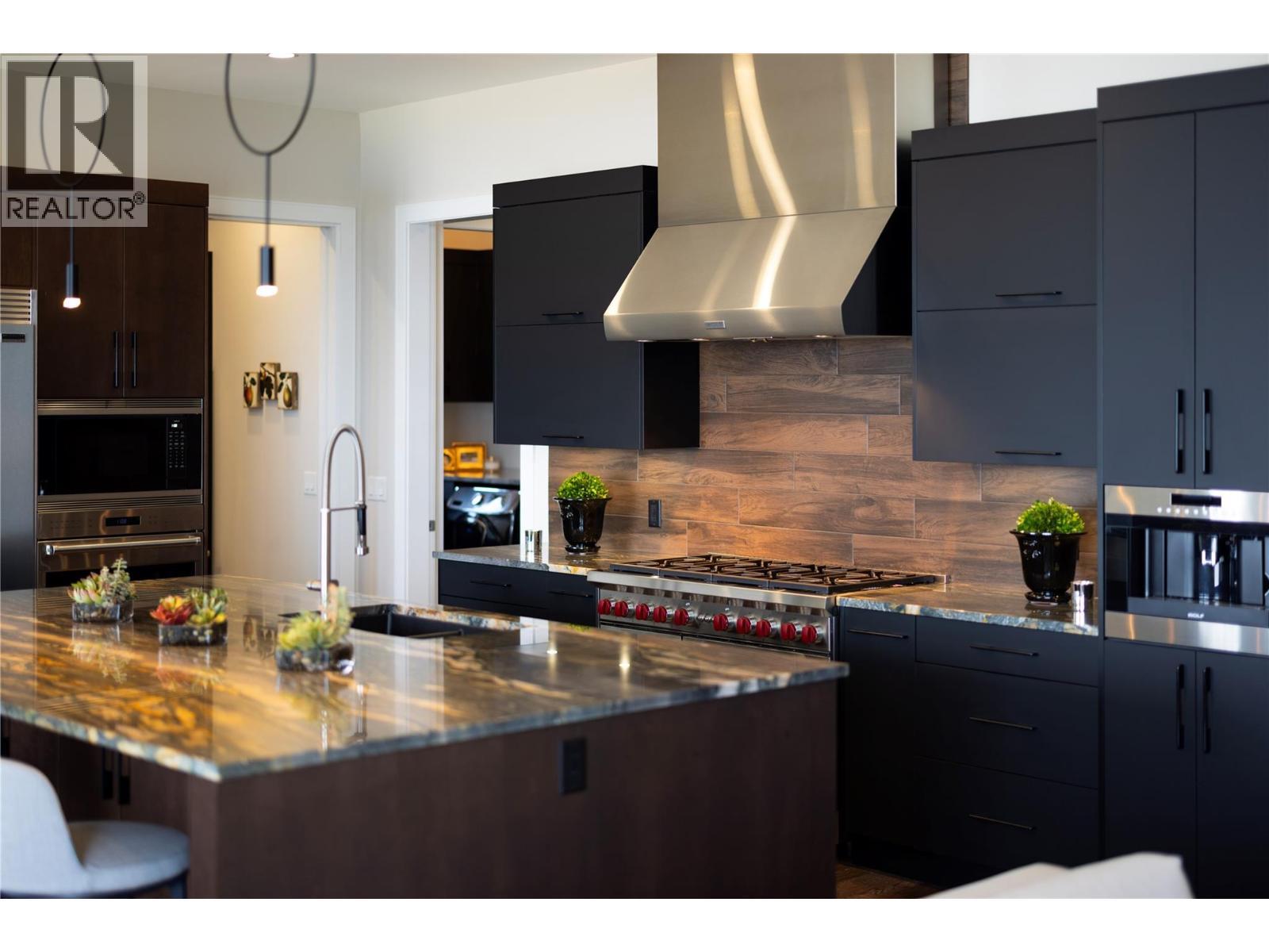 Designer luxury kitchen - 5572 Upper Mission Drive, Kelowna, BC - Indoor Photo Showing Kitchen With Upgraded Kitchen