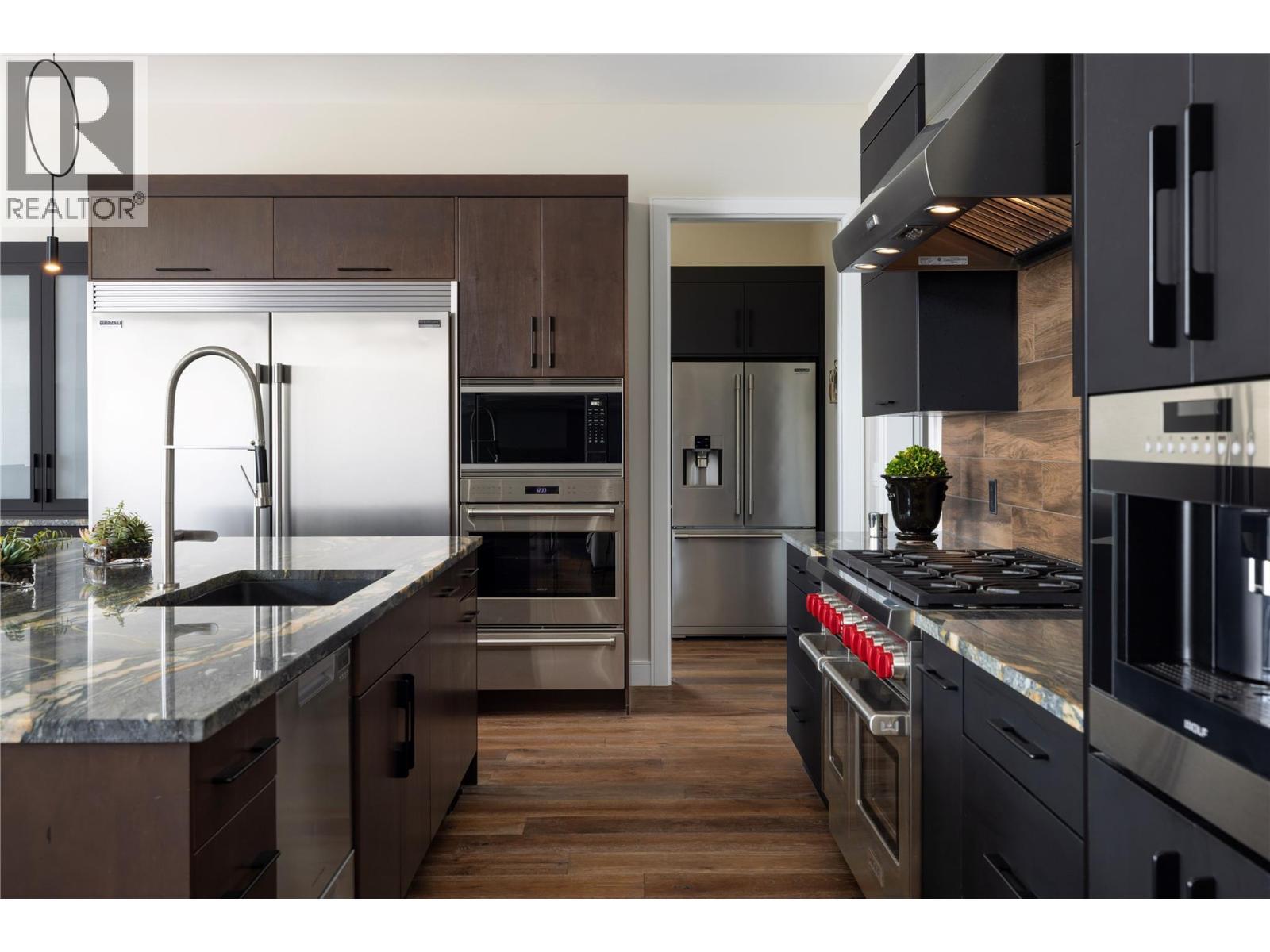 5572 Upper Mission Drive, Kelowna, BC - Indoor Photo Showing Kitchen With Upgraded Kitchen