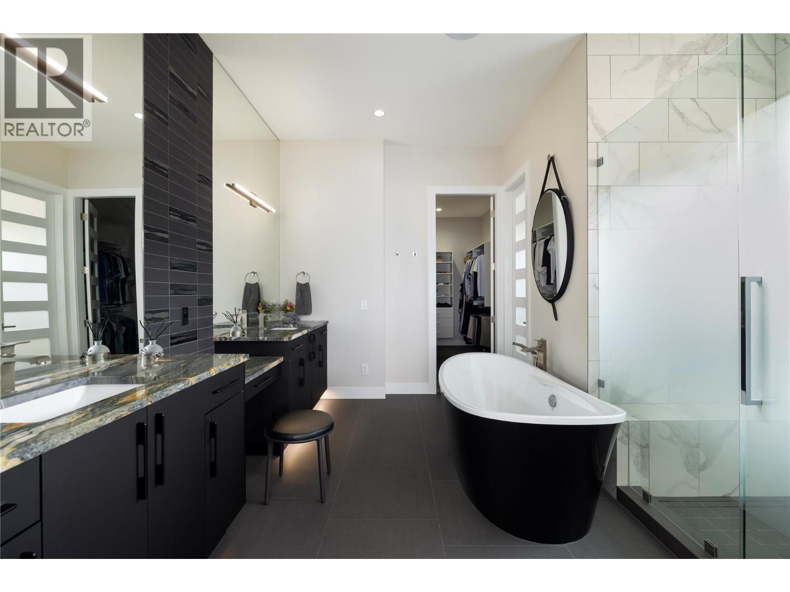 Primary ensuite - 5572 Upper Mission Drive, Kelowna, BC - Indoor Photo Showing Bathroom