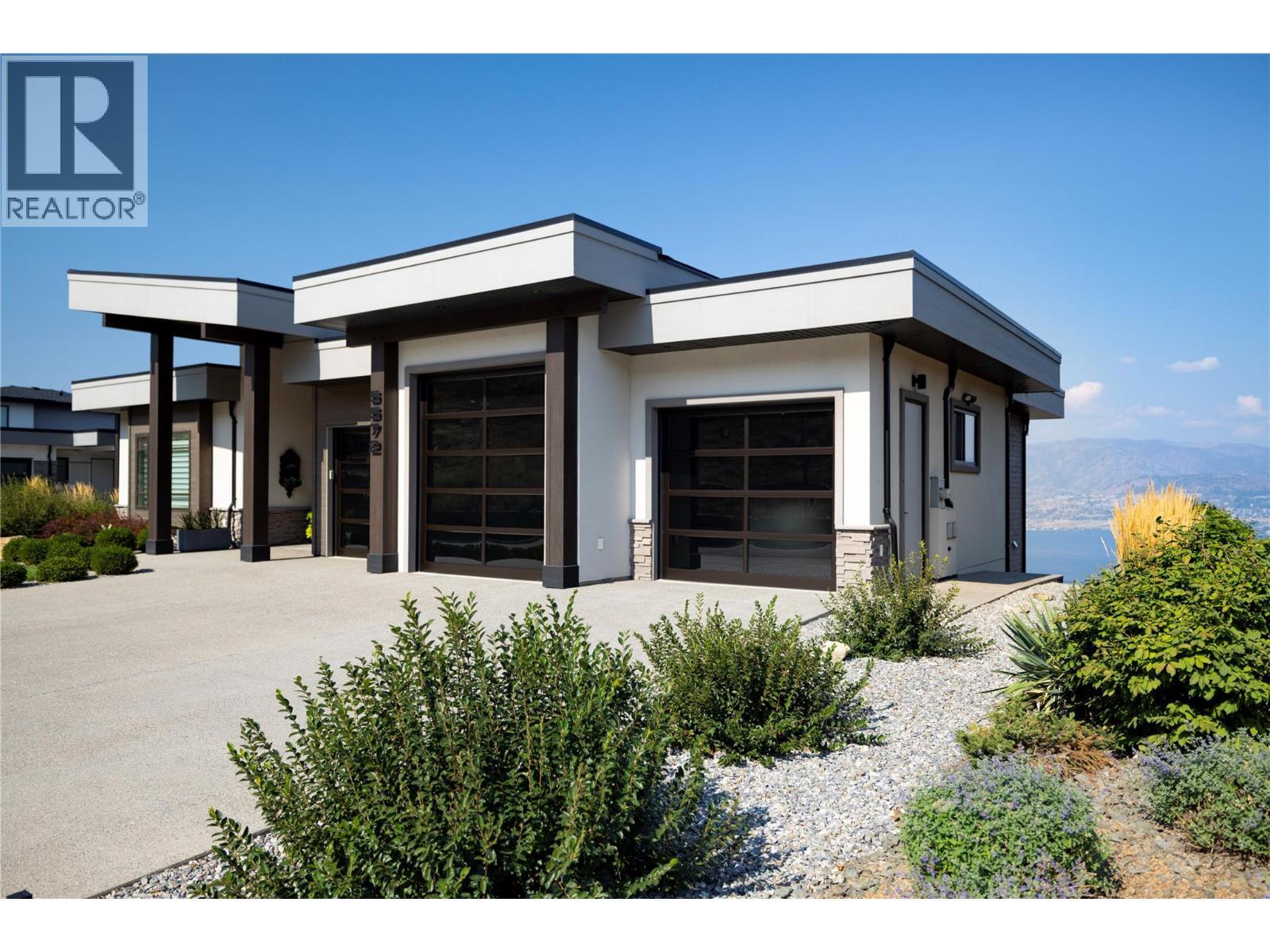 Large 3 car garage - 5572 Upper Mission Drive, Kelowna, BC - Outdoor