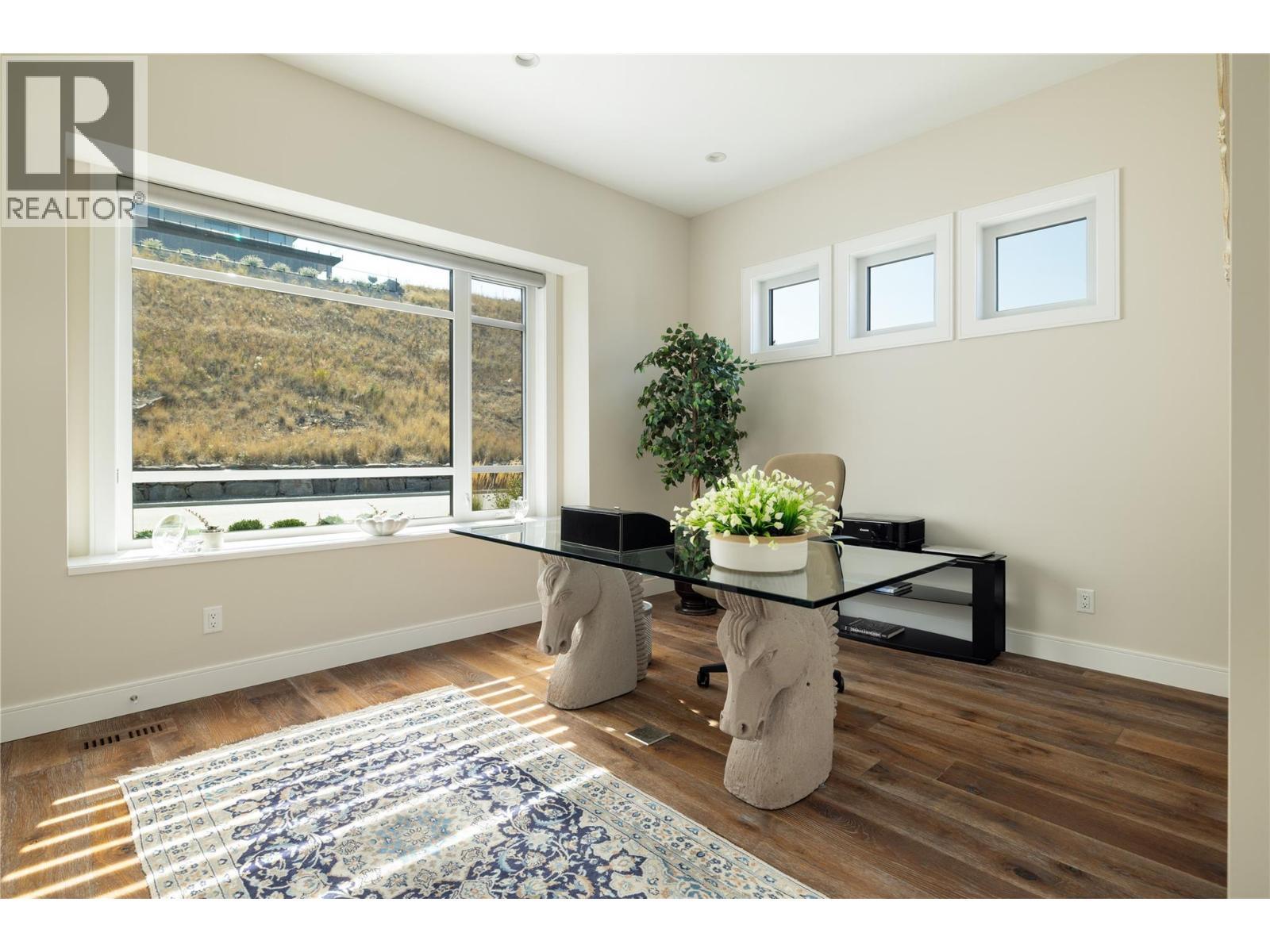 Main flr den or bdrm - 5572 Upper Mission Drive, Kelowna, BC - Indoor