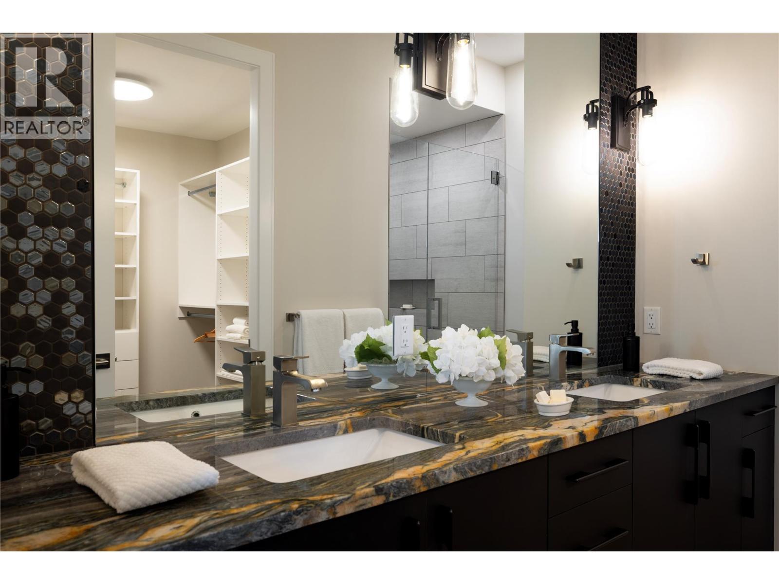 Lwr level bath - 5572 Upper Mission Drive, Kelowna, BC - Indoor Photo Showing Bathroom