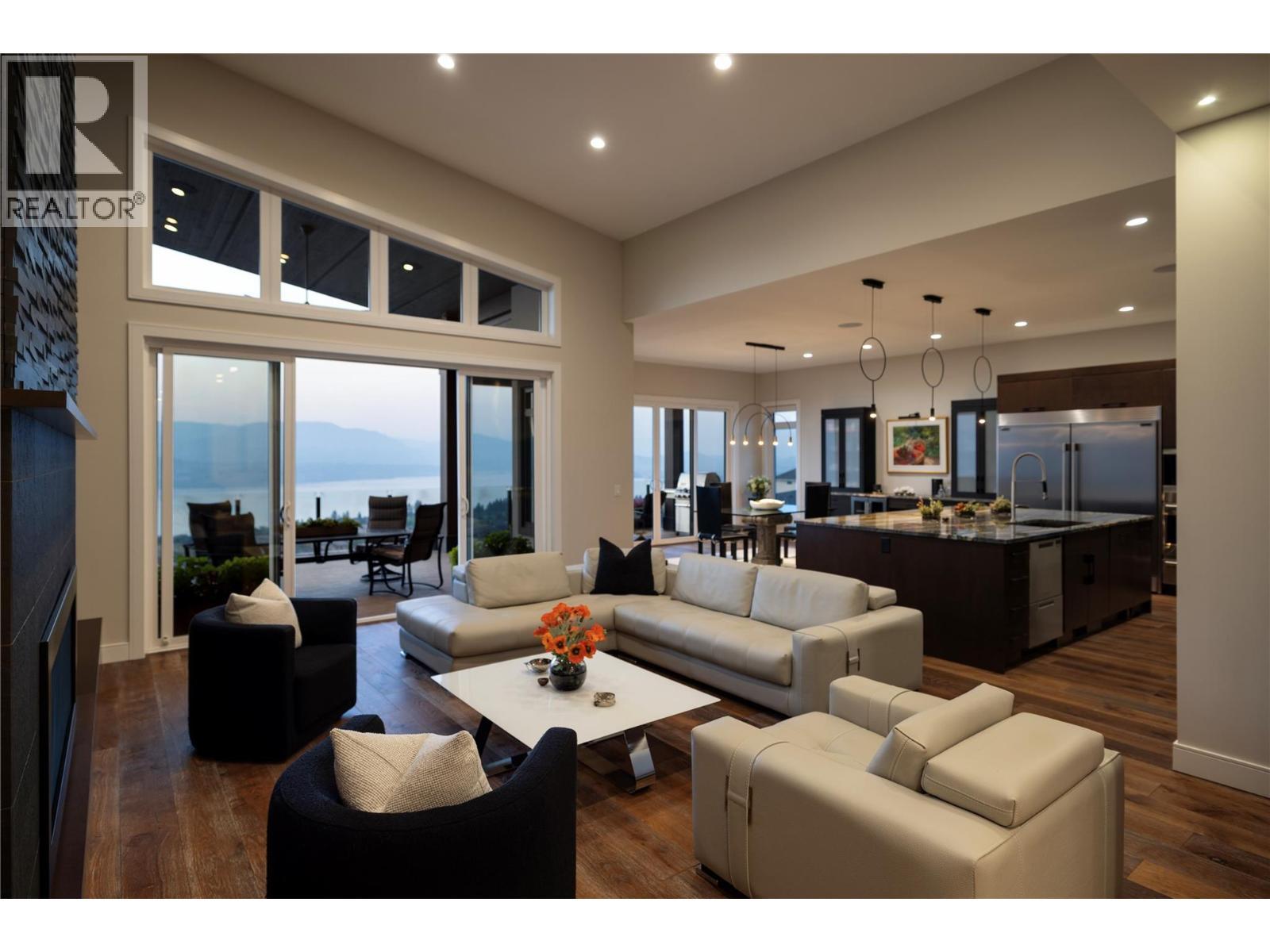 5572 Upper Mission Drive, Kelowna, BC - Indoor Photo Showing Living Room