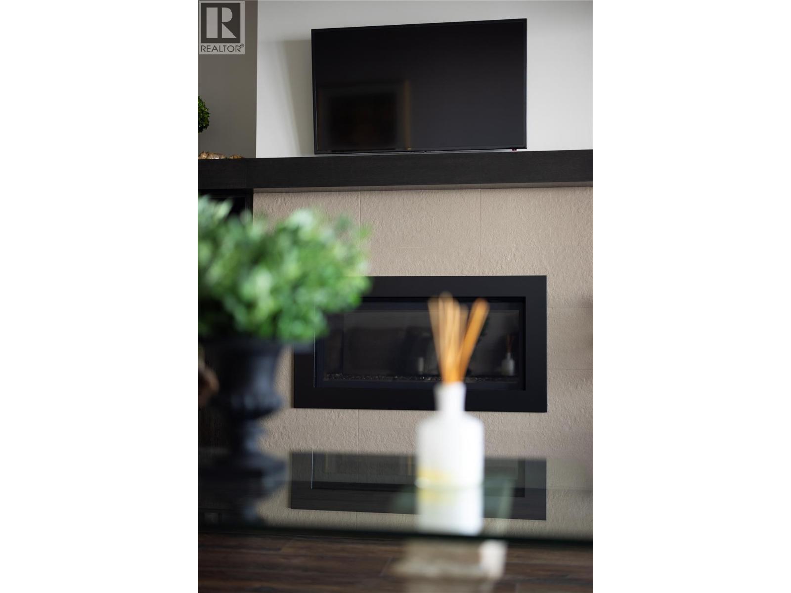 5572 Upper Mission Drive, Kelowna, BC - Indoor Photo Showing Living Room With Fireplace