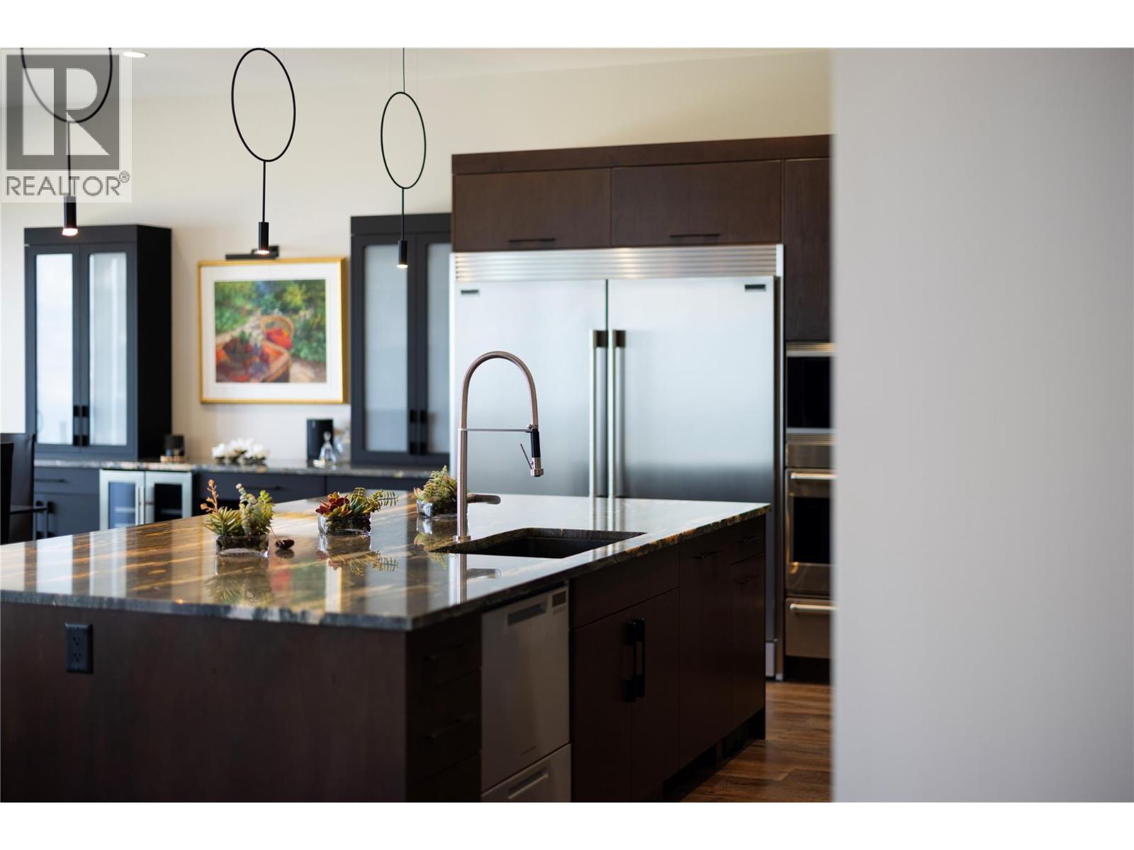 5572 Upper Mission Drive, Kelowna, BC - Indoor Photo Showing Kitchen With Upgraded Kitchen