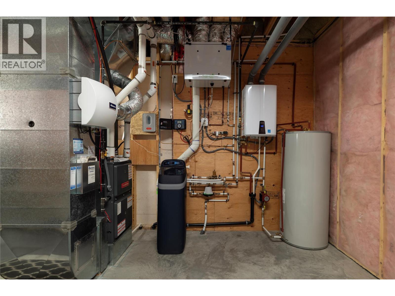 Modern mechanical - 5572 Upper Mission Drive, Kelowna, BC - Indoor Photo Showing Basement