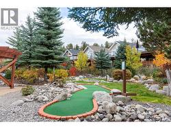 18-hole mini golf -