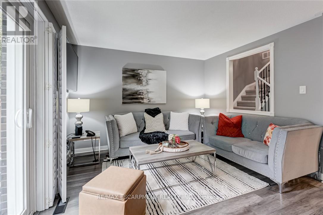 48 - 2825 Gananoque Drive, Mississauga, ON - Indoor Photo Showing Living Room