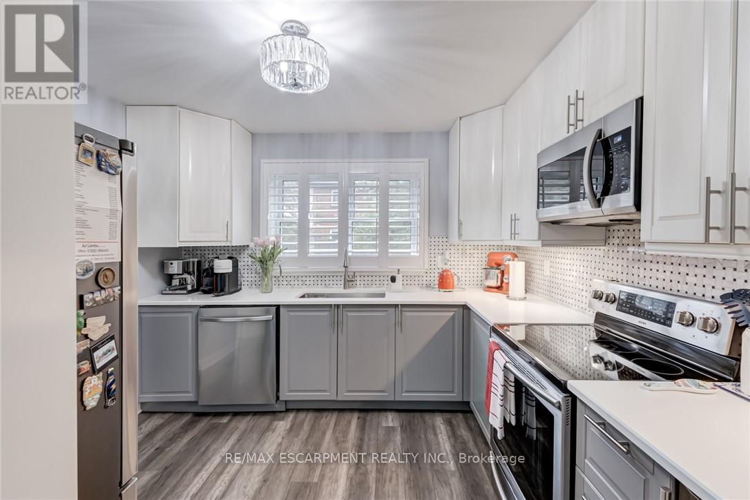 48 - 2825 Gananoque Drive, Mississauga, ON - Indoor Photo Showing Kitchen With Stainless Steel Kitchen With Upgraded Kitchen