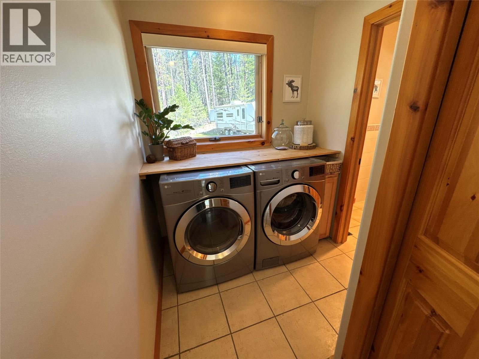 2851 Rosen Heights Road, Jaffray, BC - Indoor Photo Showing Laundry Room